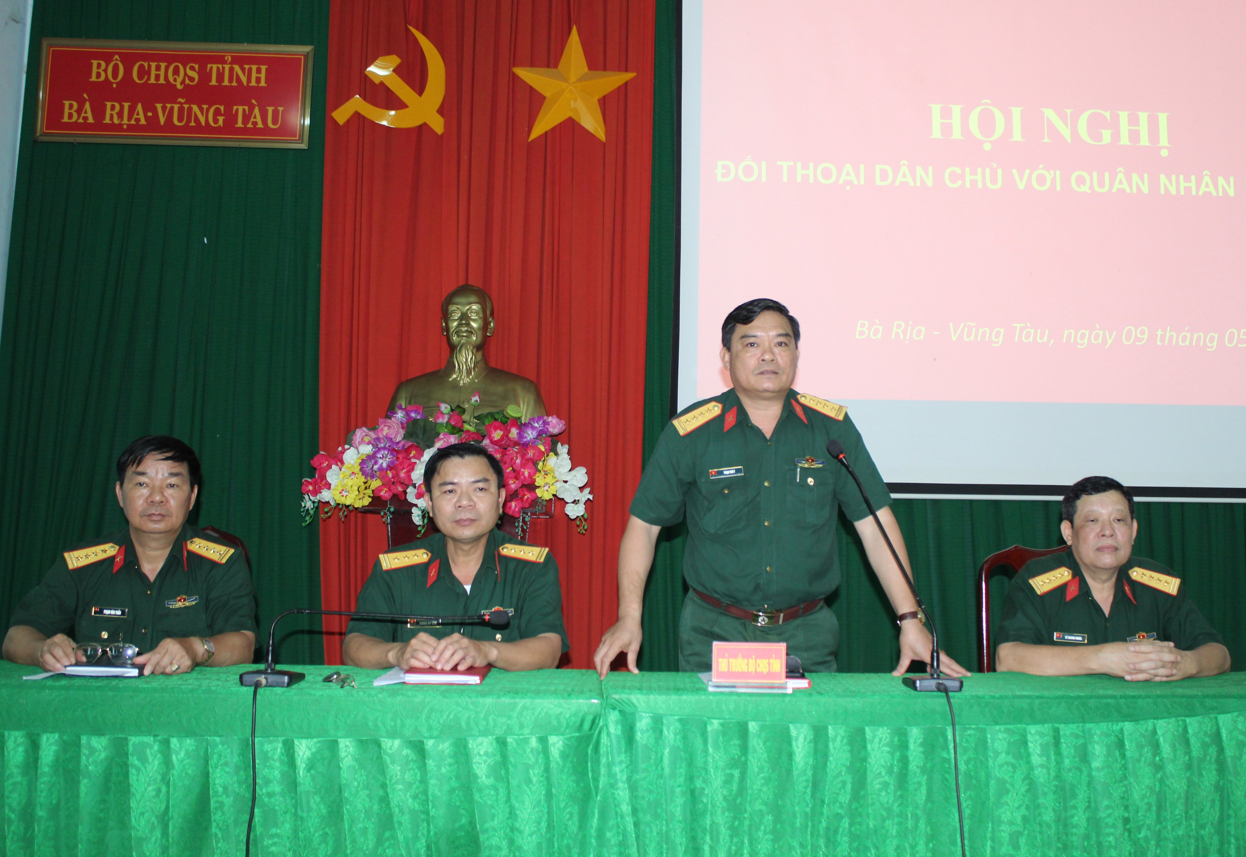 Đại tá Phạm Phú Ý, Ủy viên Ban Thường vụ Tỉnh ủy, Chỉ huy trưởng Bộ CHQS tỉnh chủ trì hội nghị.
