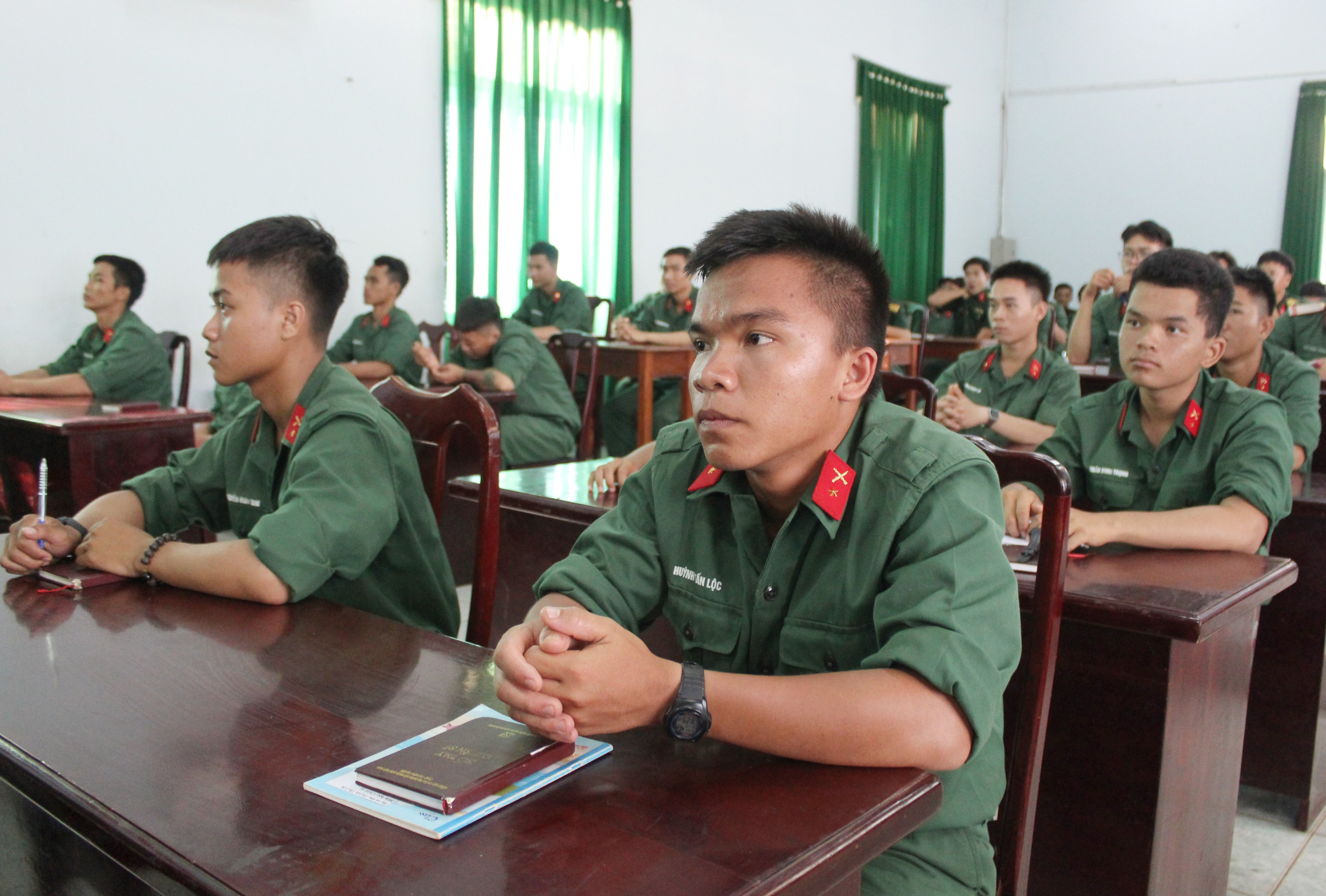 Các chiến sĩ mới đang huấn luyện tại Trường Quân sự tỉnh tham dự hội nghị.