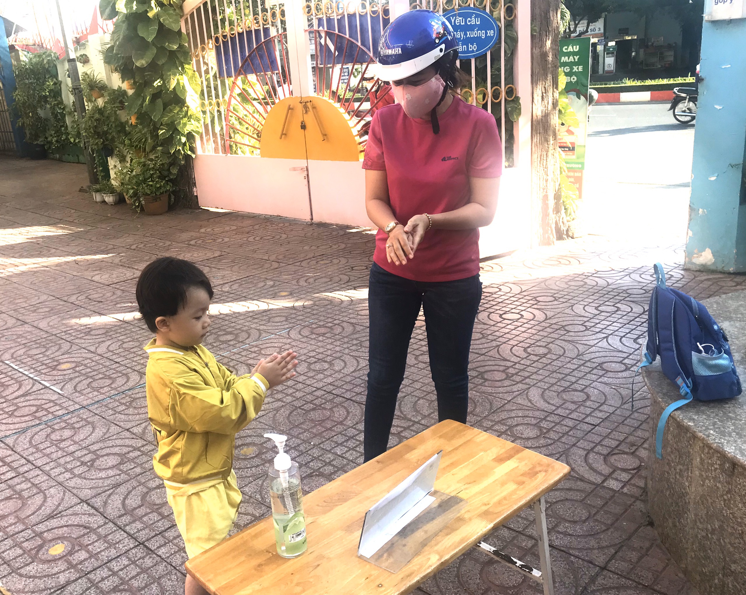 Phụ huynh Trường MN Châu Thành hướng dẫn trẻ rửa tay sát khuẩn trước khi vào lớp.