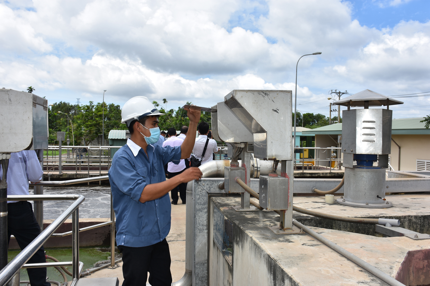 Dịch vụ quan trắc tự động nguồn nước là một trong những lĩnh vực dịch vụ sự nghiệp công sử dụng ngân sách nhà nước. Trong ảnh: Quan trắc tự động tại nhà máy xử lý nước thải KCN Phú Mỹ 1.