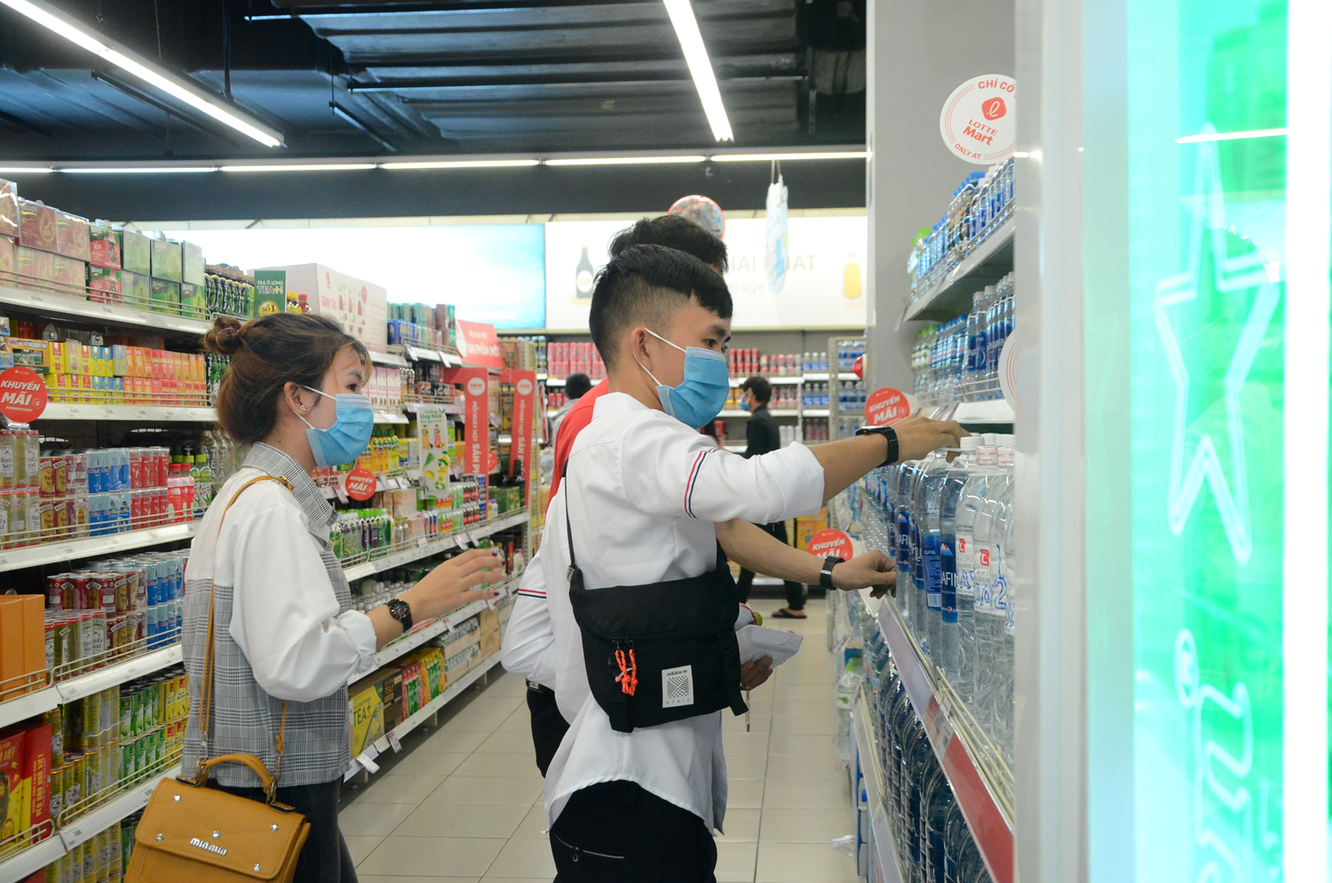 Mặc dù bị ảnh hưởng của dịch COVID-19 nhưng tổng mức bán lẻ của tỉnh vẫn có sự tăng trưởng. Trong ảnh: Khách hàng mua sắm tại siêu thị Lotte Mart Vũng Tàu. 