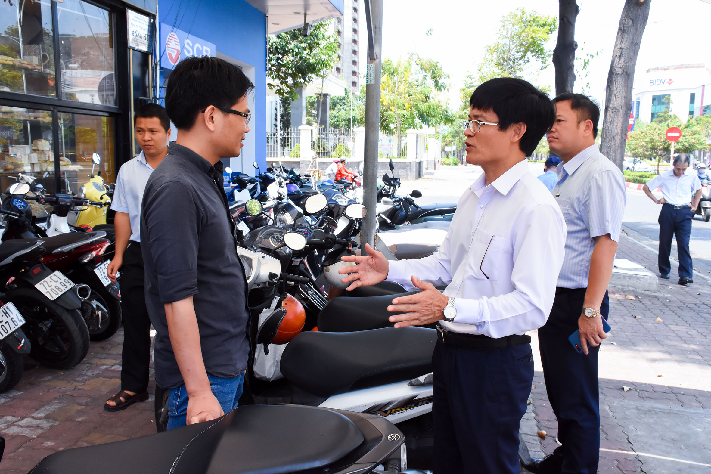 Phó Chủ tịch UBND TP. Vũng Tàu Vũ Hồng Thuấn nhắc nhở một hộ kinh doanh trên đường Nguyễn Thái Học tuân thủ quy định sử dụng vỉa hè.