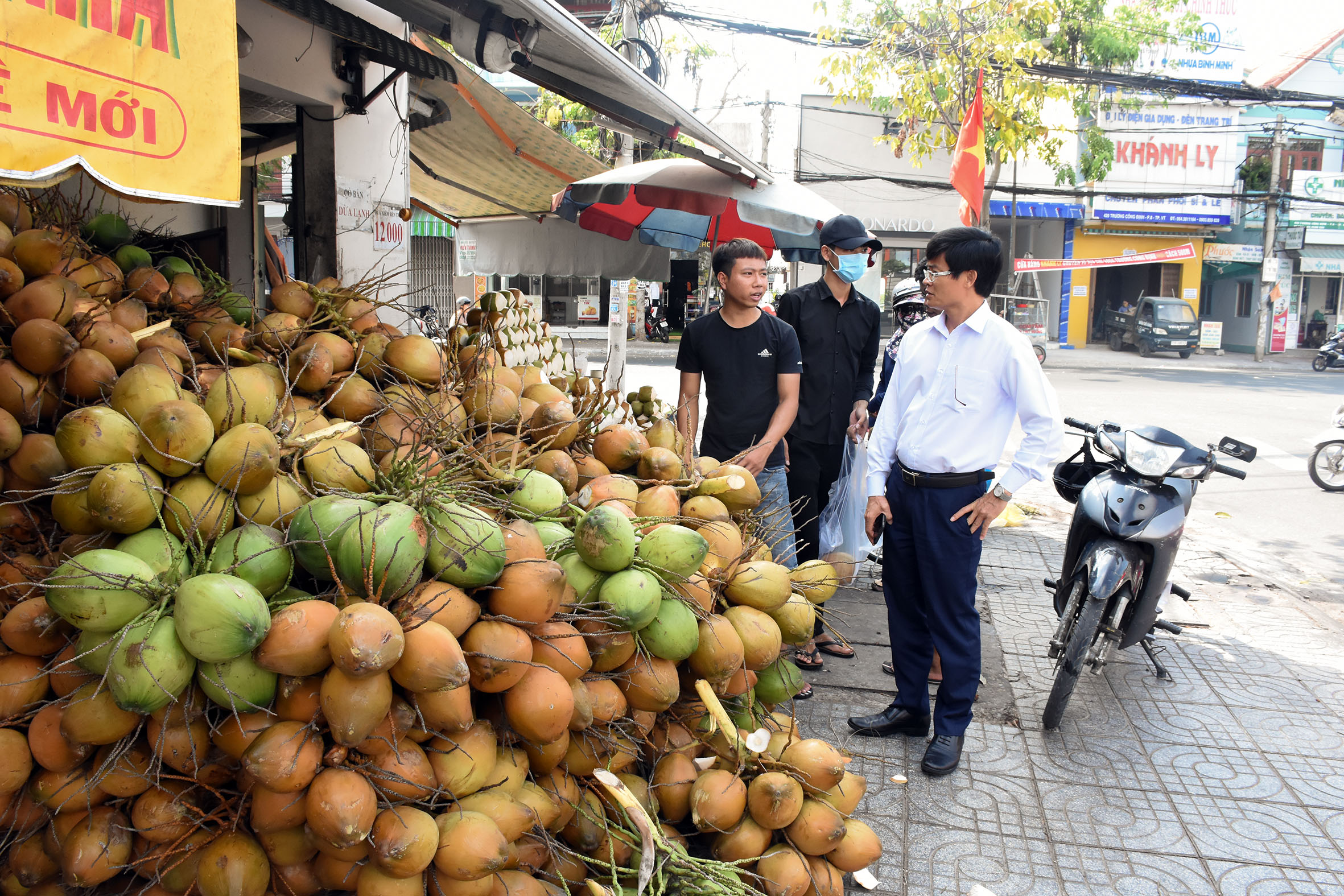 Một cơ sở kinh doanh trên đường Trương Văn Bang sử dụng vỉa hè để hàng hóa