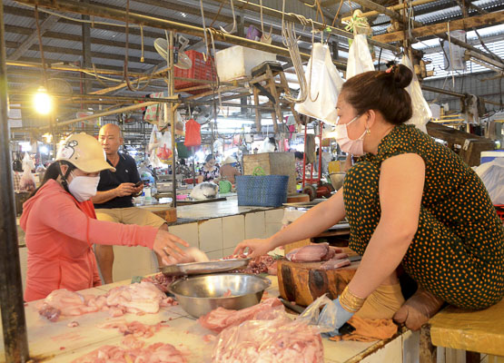 Người dân mua thịt heo tại chợ Long Điền.