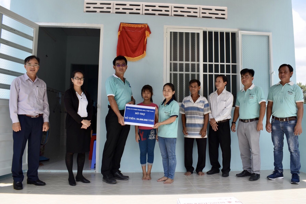 Lãnh đạo Công ty TNHH Prime Asia Việt Nam trao biểu trưng hỗ trợ 50 triệu đồng cho gia đình bà Dương Gịp Din.
