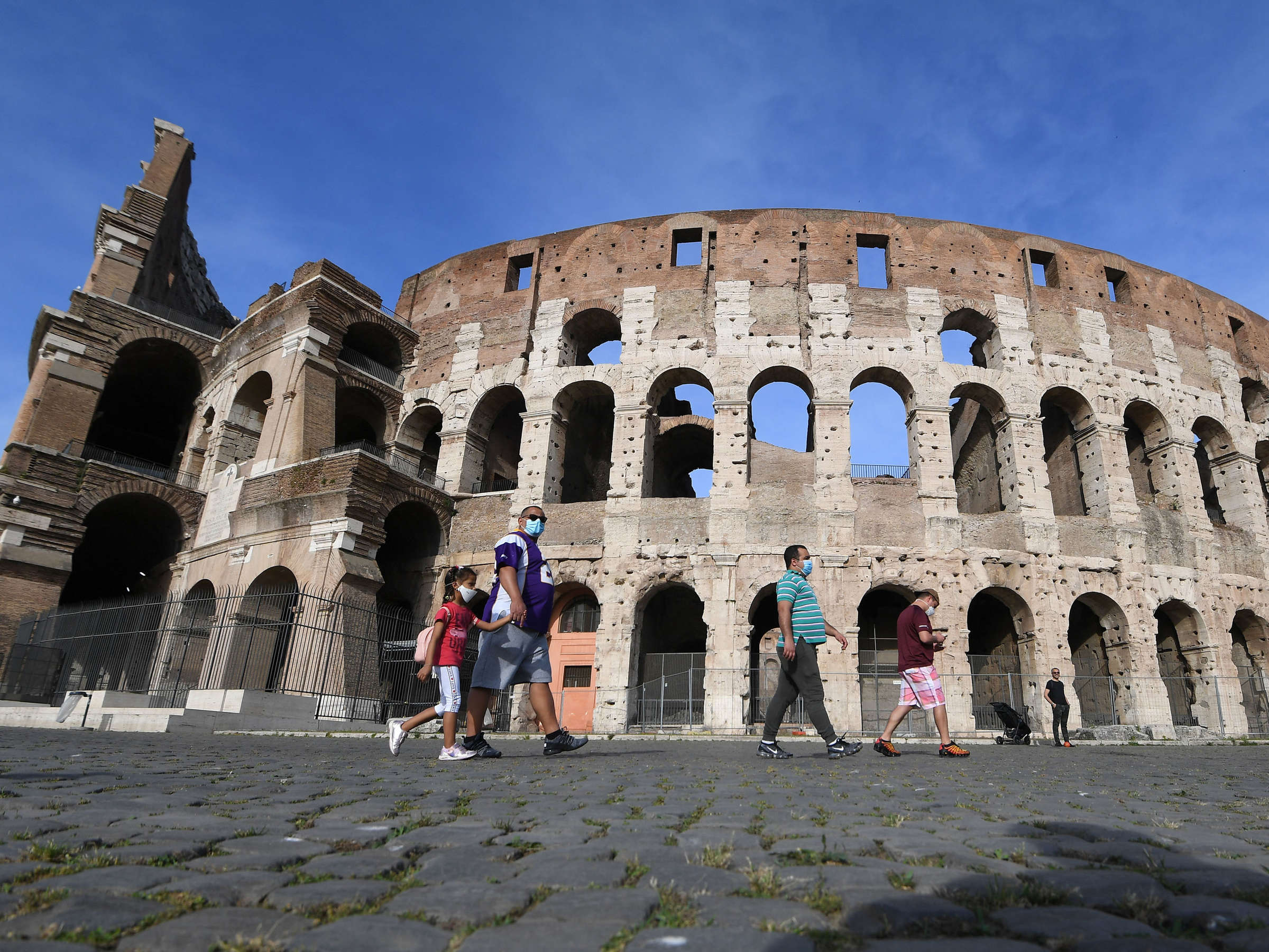 Du khách tham quan Đấu trường La Mã ở Rome, Italia ngày 8/5/2020.