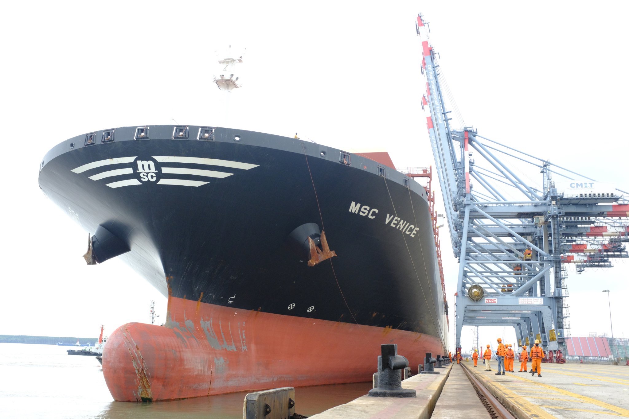 Tàu MSC Venice, trọng tải 18 ngàn TEUS cập cảng CMIT làm hàng.