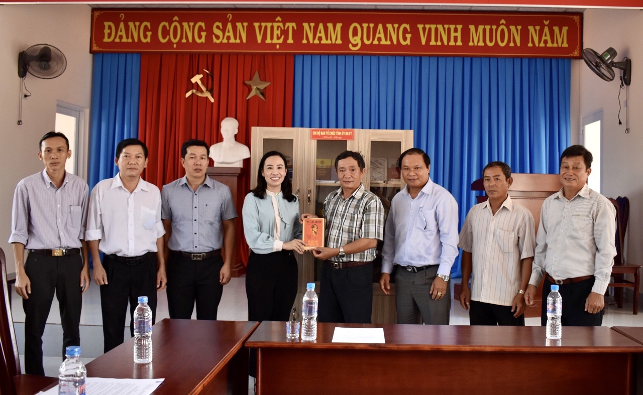 Bà Võ Ngọc Thanh Trúc, Phó Trưởng Ban Tổ chức Tỉnh ủy bàn giao tủ sách cho Chi bộ ấp 6.