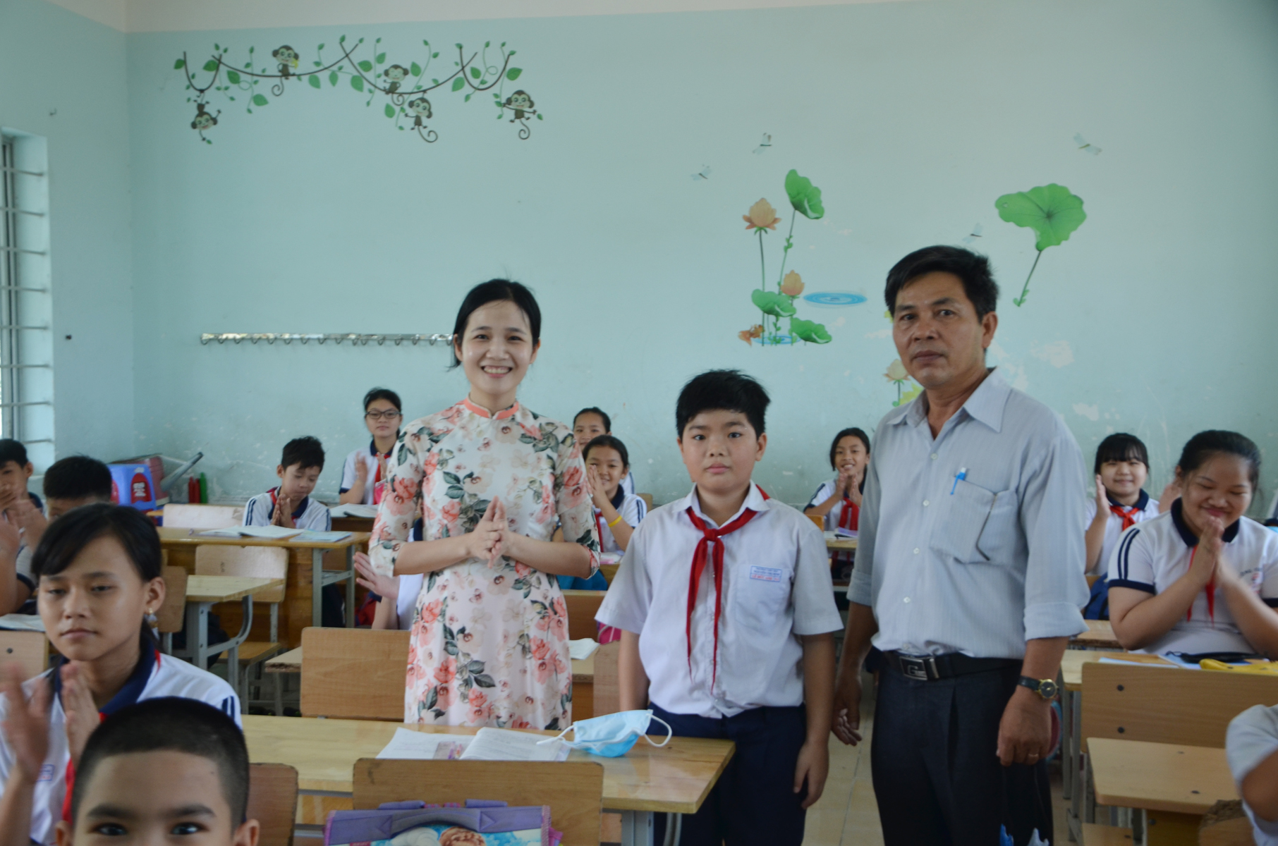Thầy Phạm Công Chánh, Tổng phụ trách Đội Trường TH Nguyễn Thị Định tuyên dương Đức Anh trước lớp 5/2.