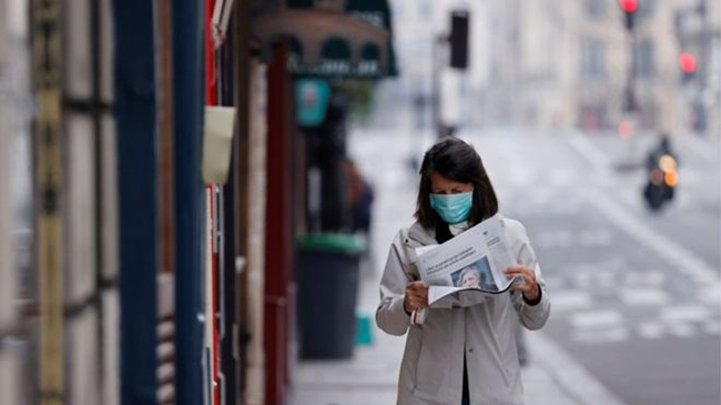 Dịch COVID-19 chiếm lượng lớn thông tin trên truyền thông trong thời gian qua. Ảnh: Reuters