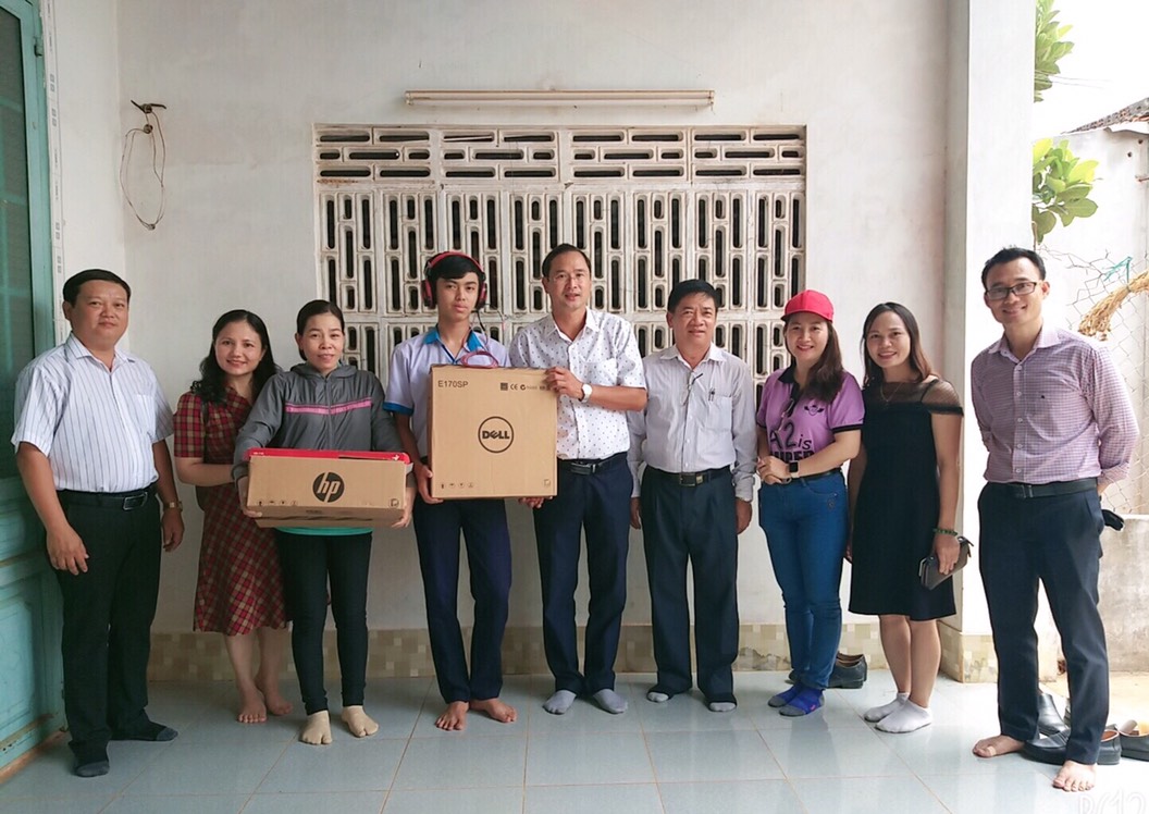 Nhóm giáo viên TP. Vũng Tàu trao tặng máy tính cho HS nghèo tại huyện Châu Đức