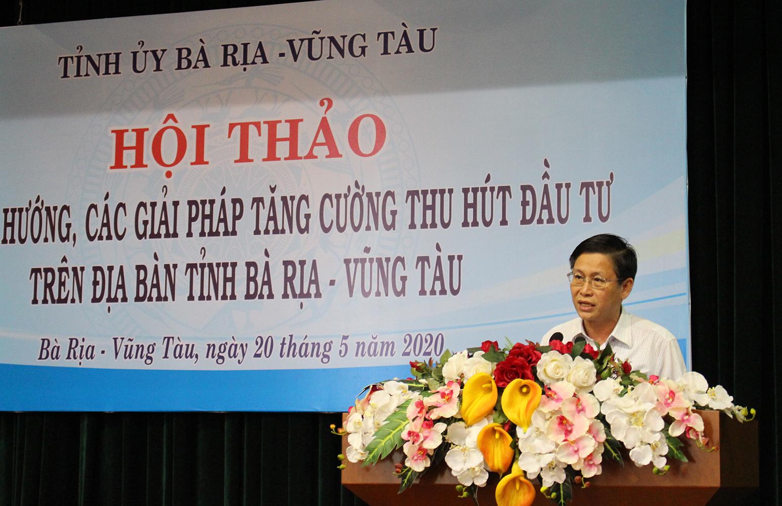 Ông Lê Ngọc Khánh, Phó Chủ tịch UBND tỉnh phát biểu khai mạc hội nghị. 
