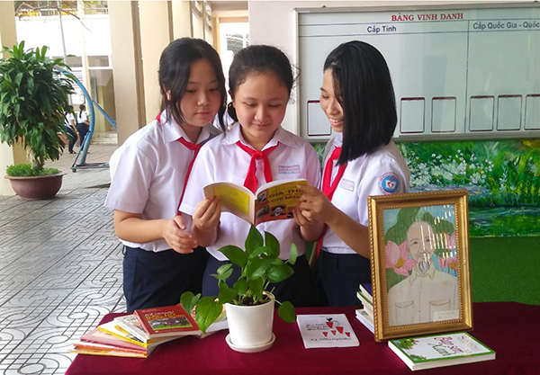Các em HS tìm hiểu về cuộc đời, thân thế và sự nghiệp của Chủ tịch Hồ Chí Minh tại khu trưng bày.