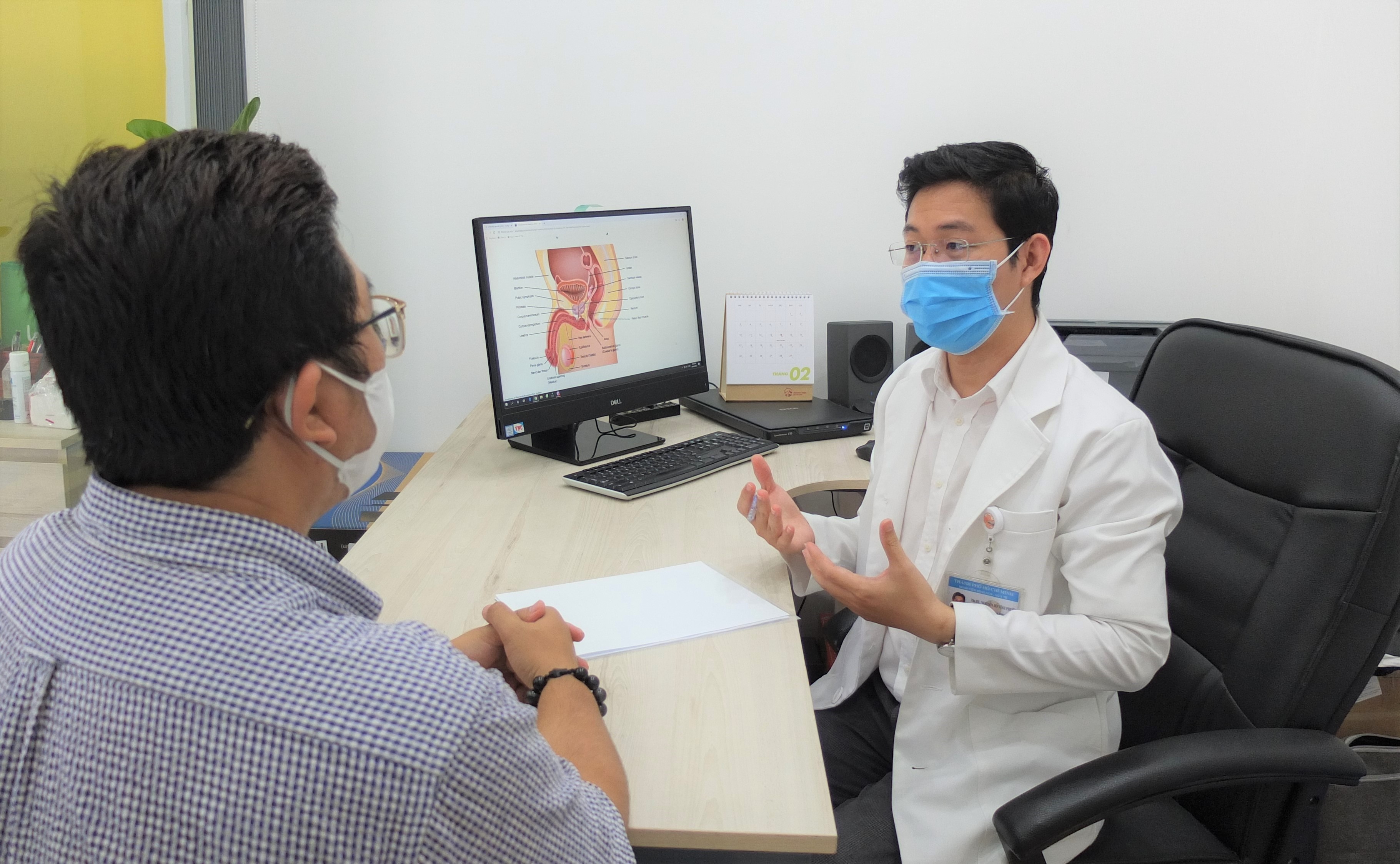 ThS.BS Nguyễn Hồ Vinh Phúc tư vấn cho người bệnh tại phòng khám Nam khoa, Bệnh viện Bình Dân (TP.HCM).