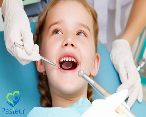 Cha mẹ cần tập cho trẻ thói quen chăm sóc răng miệng đúng cách từ khi còn bé: dùng chỉ nha khoa, chải răng, bỏ tật xấu như đẩy lưỡi, nghiến răng.