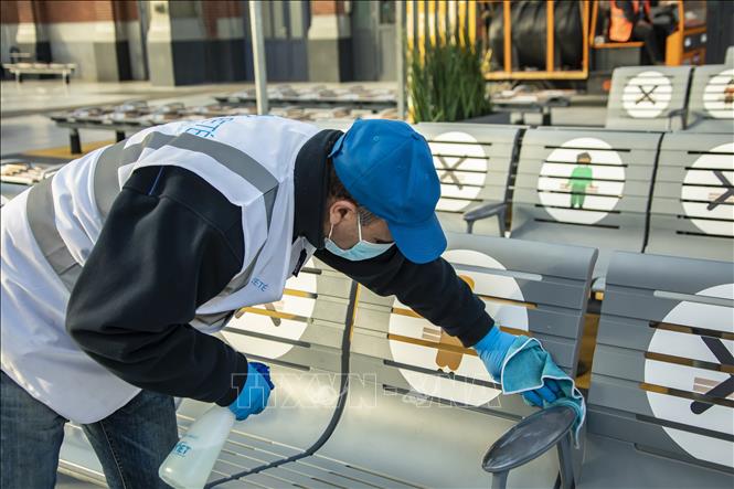 Nhân viên khử trùng các ghế ngồi tại một nhà ga ở Lille, Pháp nhằm ngăn chặn sự lây lan của dịch COVID-19 ngày 14/5/2020. Ảnh: TTXVN