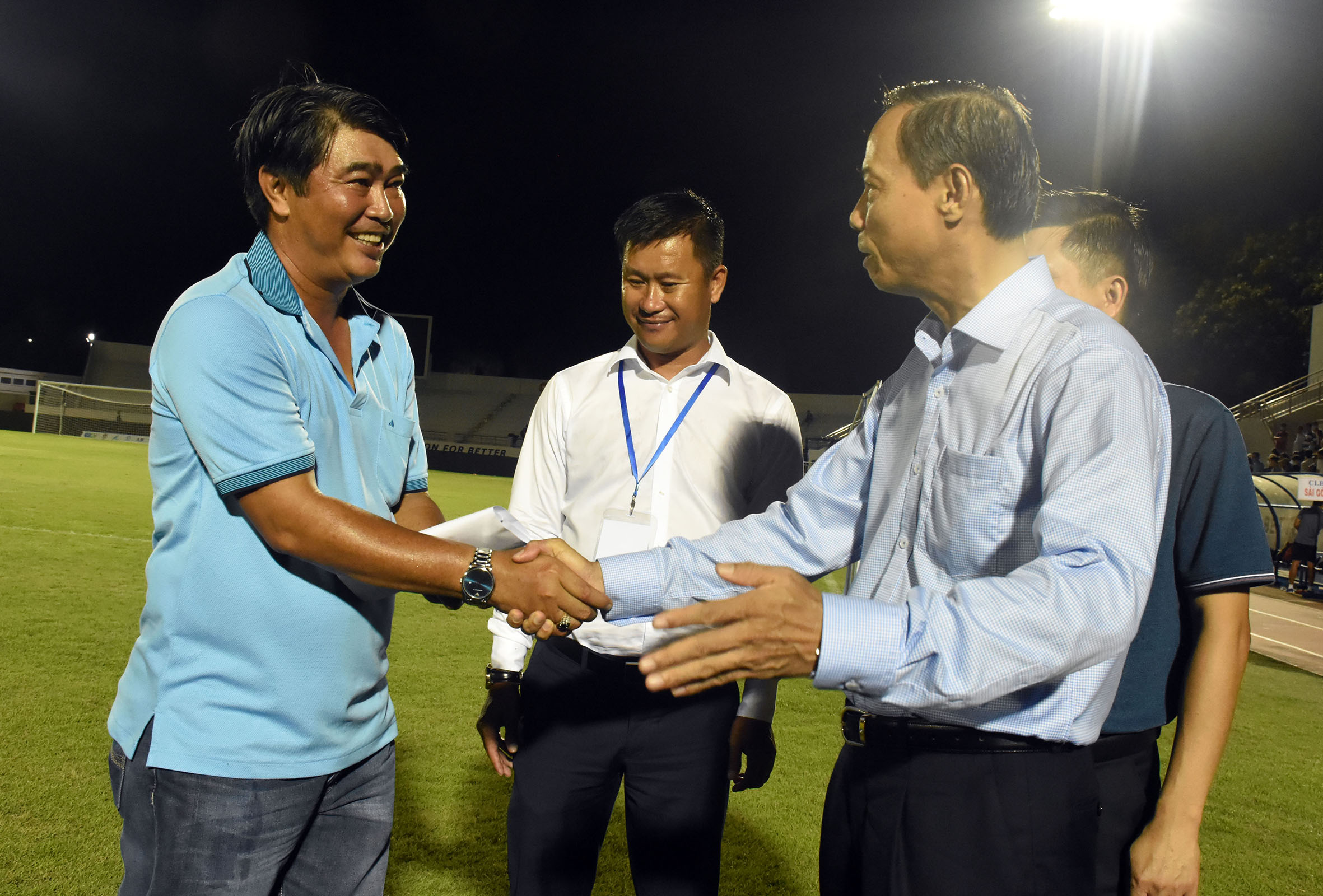 Kết thúc trận đấu, ông Nguyễn Văn Thọ đã trực tiếp xuống sân chúc mừng và tặng quà cho ban huấn luyện và các cầu thủ BR-VT FC.