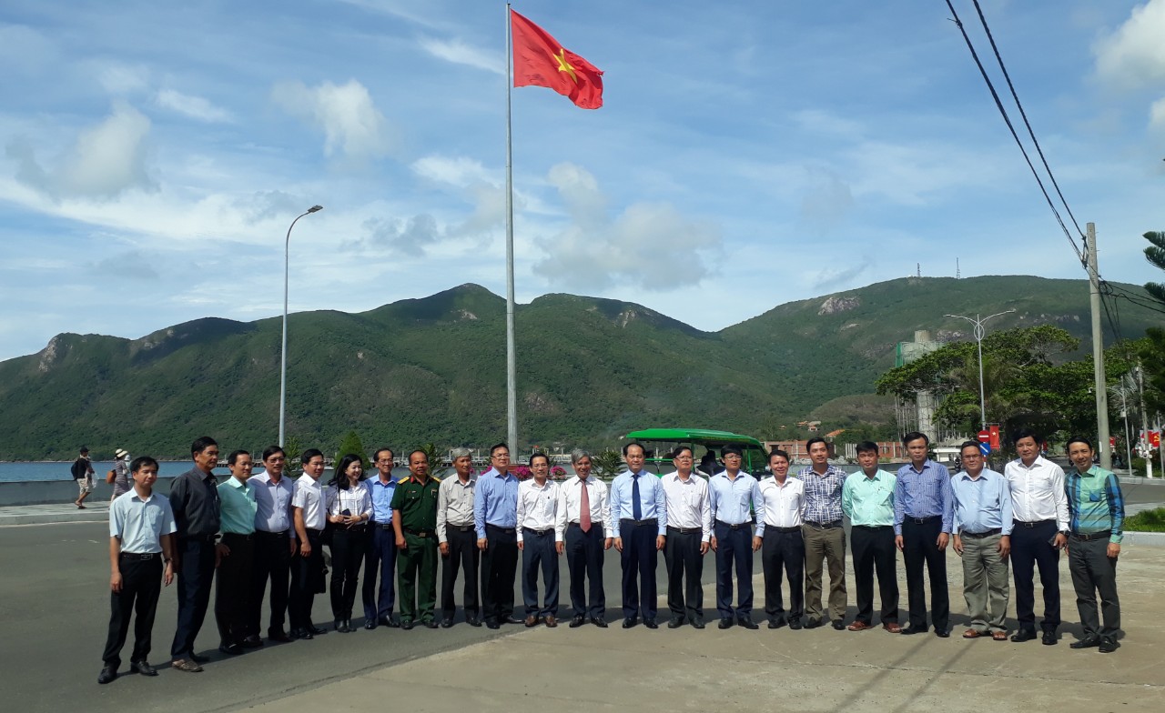 Các đại biểu chụp hình lưu niệm tại công trình cột cờ Tổ quốc huyện Côn Đảo.