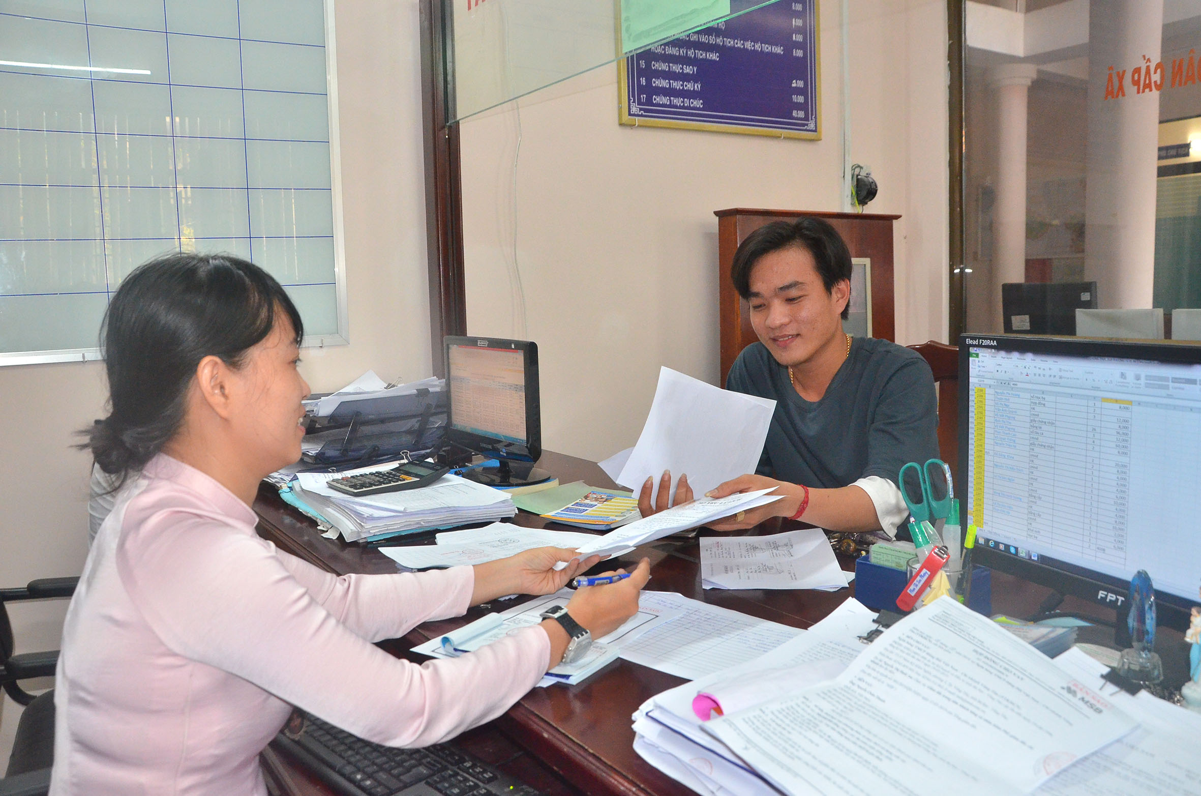 Chị Phạm Thị Kim Phượng, công chức Bộ phận Tiếp nhận và Trả kết quả UBND Phường 5 trả hồ sơ cho người dân.