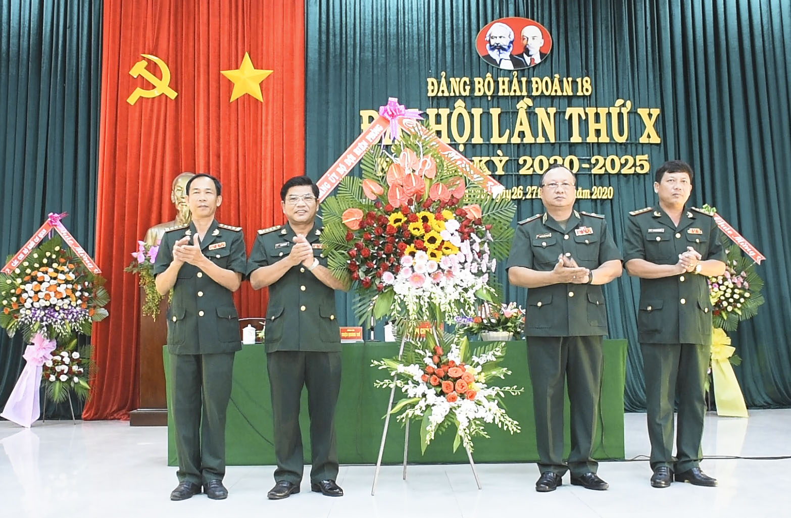Thiếu tướng Nguyễn Hoài Phương (thứ 2 từ phải qua), Phó Tư lệnh Bộ đội Biên phòng tặng hoa chúc mừng Đại hội đại biểu Đảng bộ Hải đoàn 18.