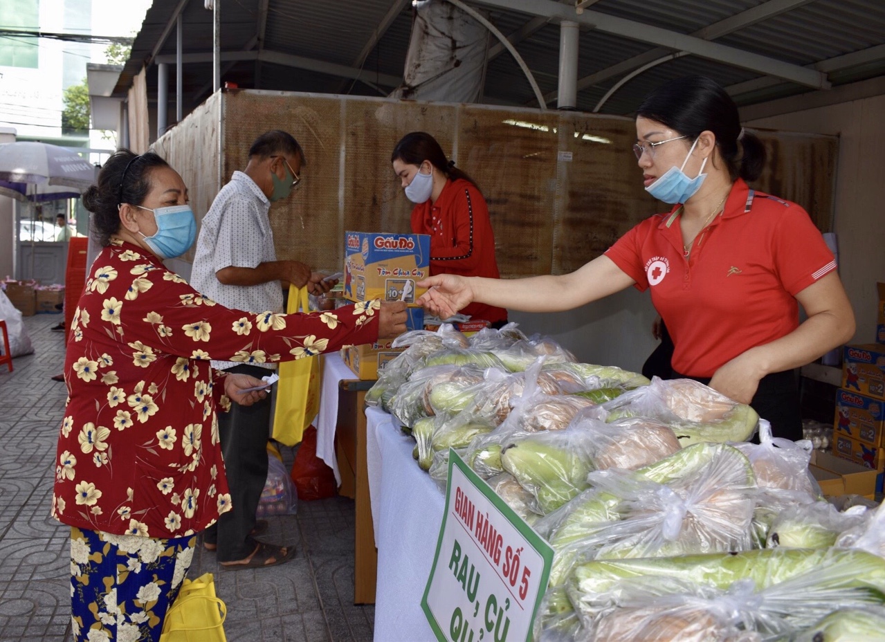 Người lao động nghèo nhận nhu yếu phẩm trong phiên chợ nhân đạo tại TP. Vũng Tàu sáng 22/5.
