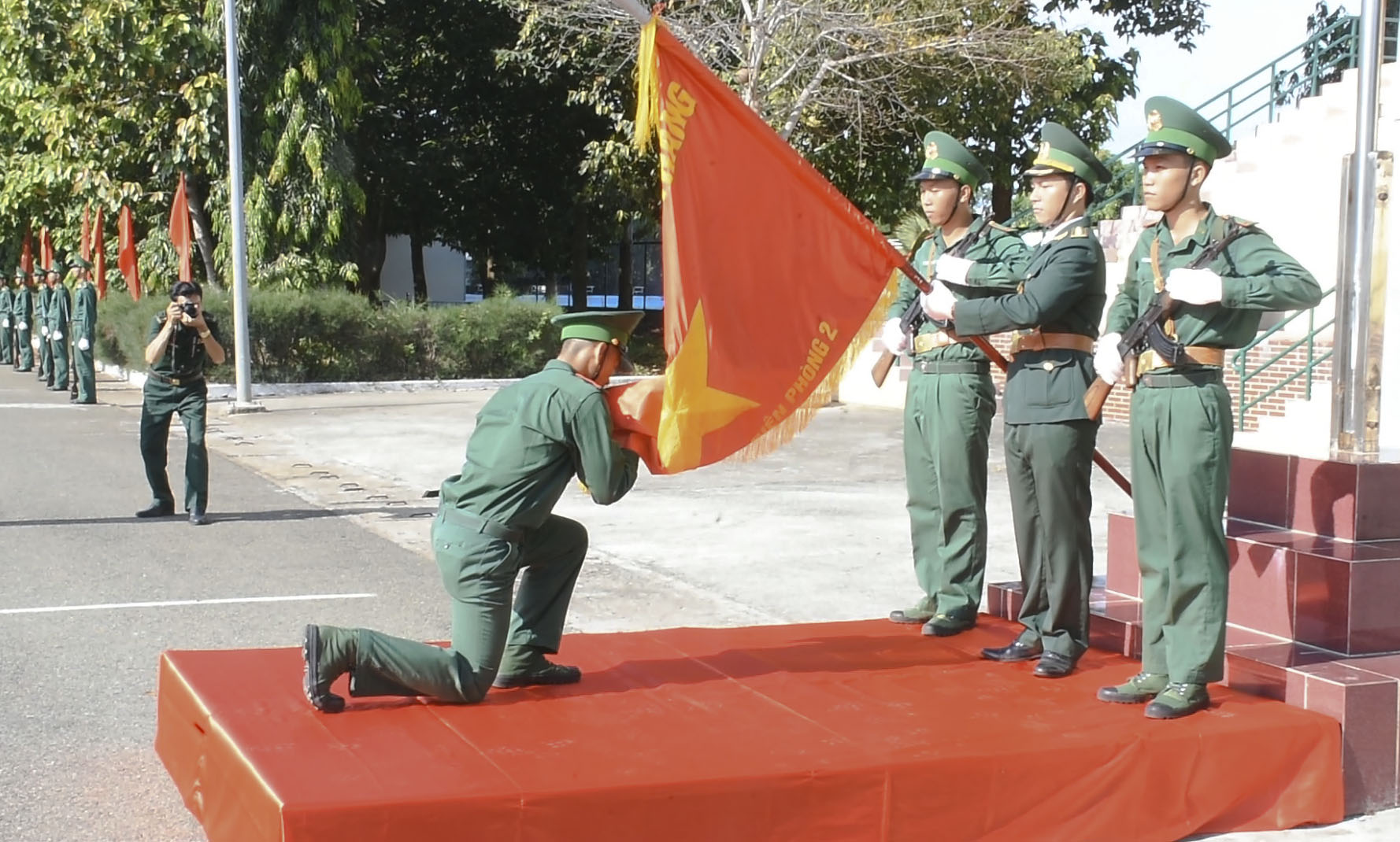 Chiến sĩ mới tuyên thệ dưới cờ.