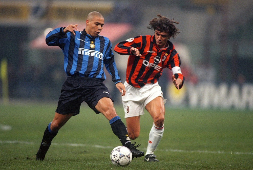 Ronaldo “béo” nhận được sự nể phục của các hậu vệ lão làng cả Paolo Maldini.