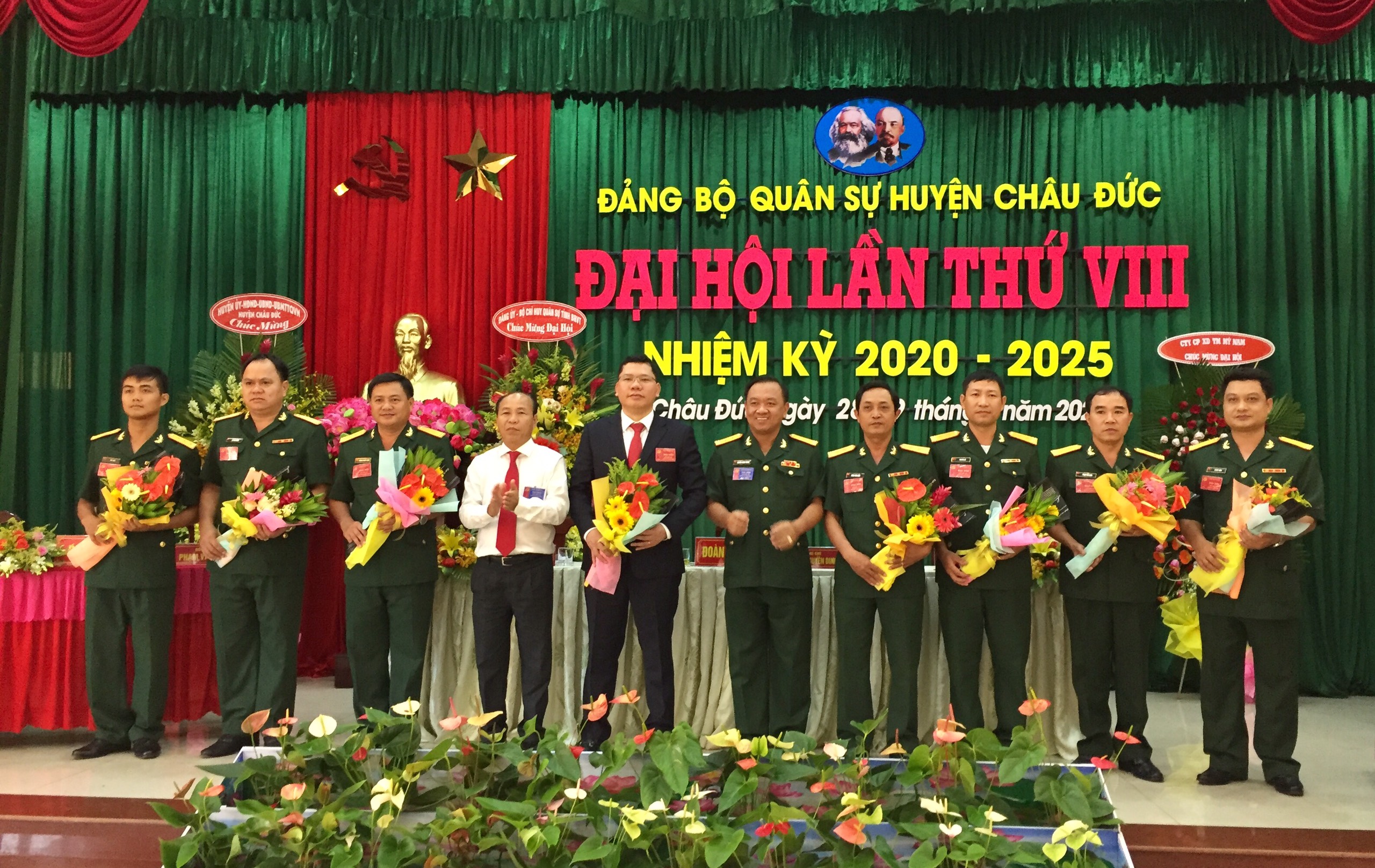 Đồng chí Nguyễn Văn Việt, Phó Bí thư Thường trực Huyện ủy Châu Đức chúc mừng Ban Chấp hành Đảng bộ Quân sự huyện nhiệm kỳ 2020-2025.