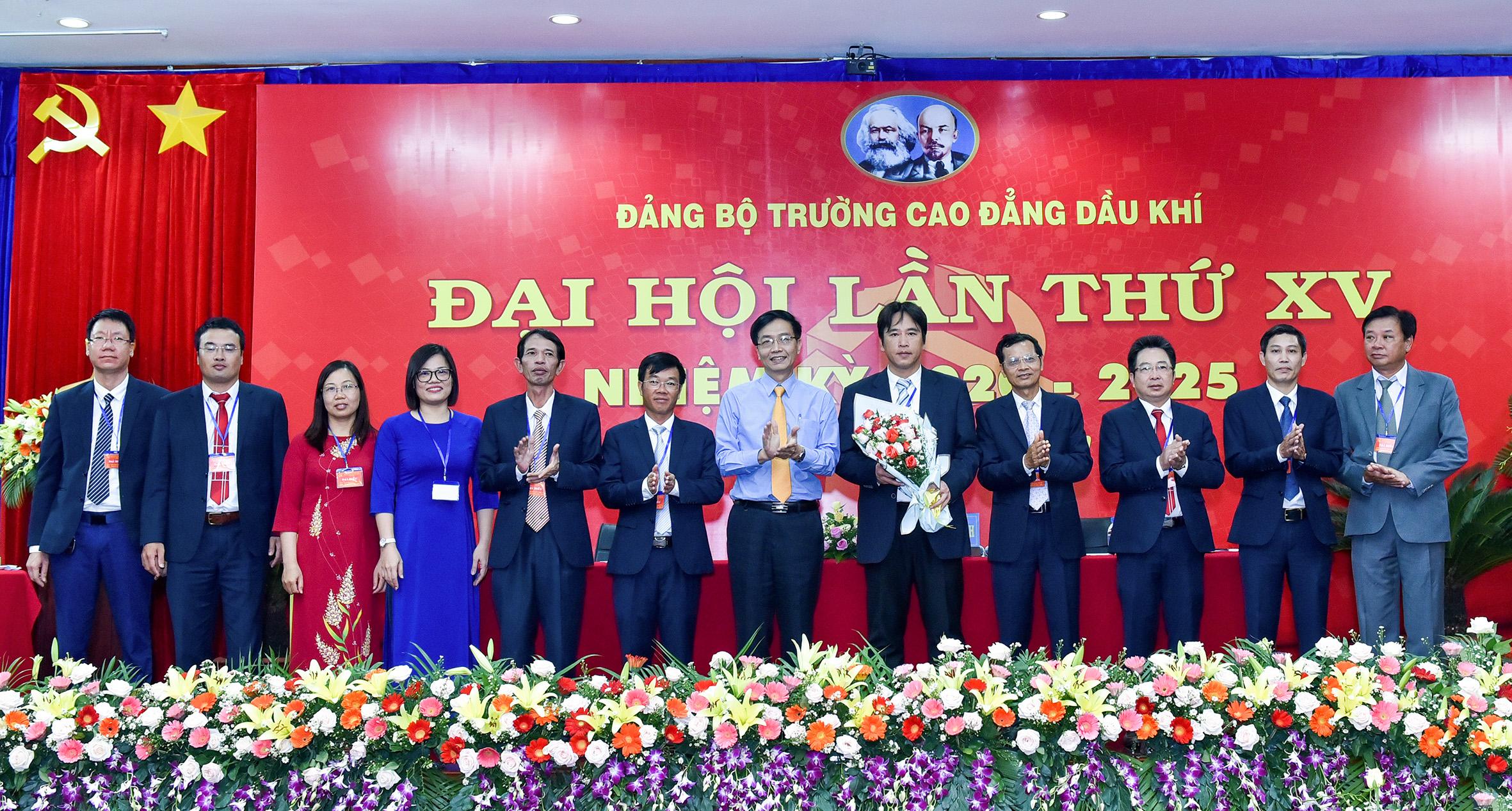 Ban Chấp hành nhiệm kỳ 2020-2025 ra mắt Đại hội. 