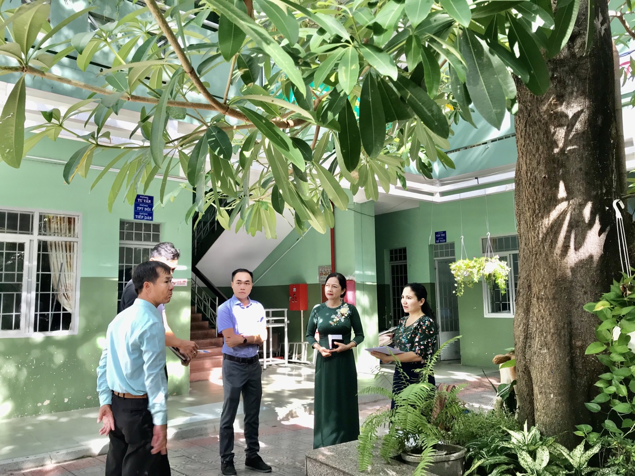 Đoàn khảo sát của TP. Vũng Tàu khảo sát cây xanh tại trường Tiểu học Đoàn Kết.