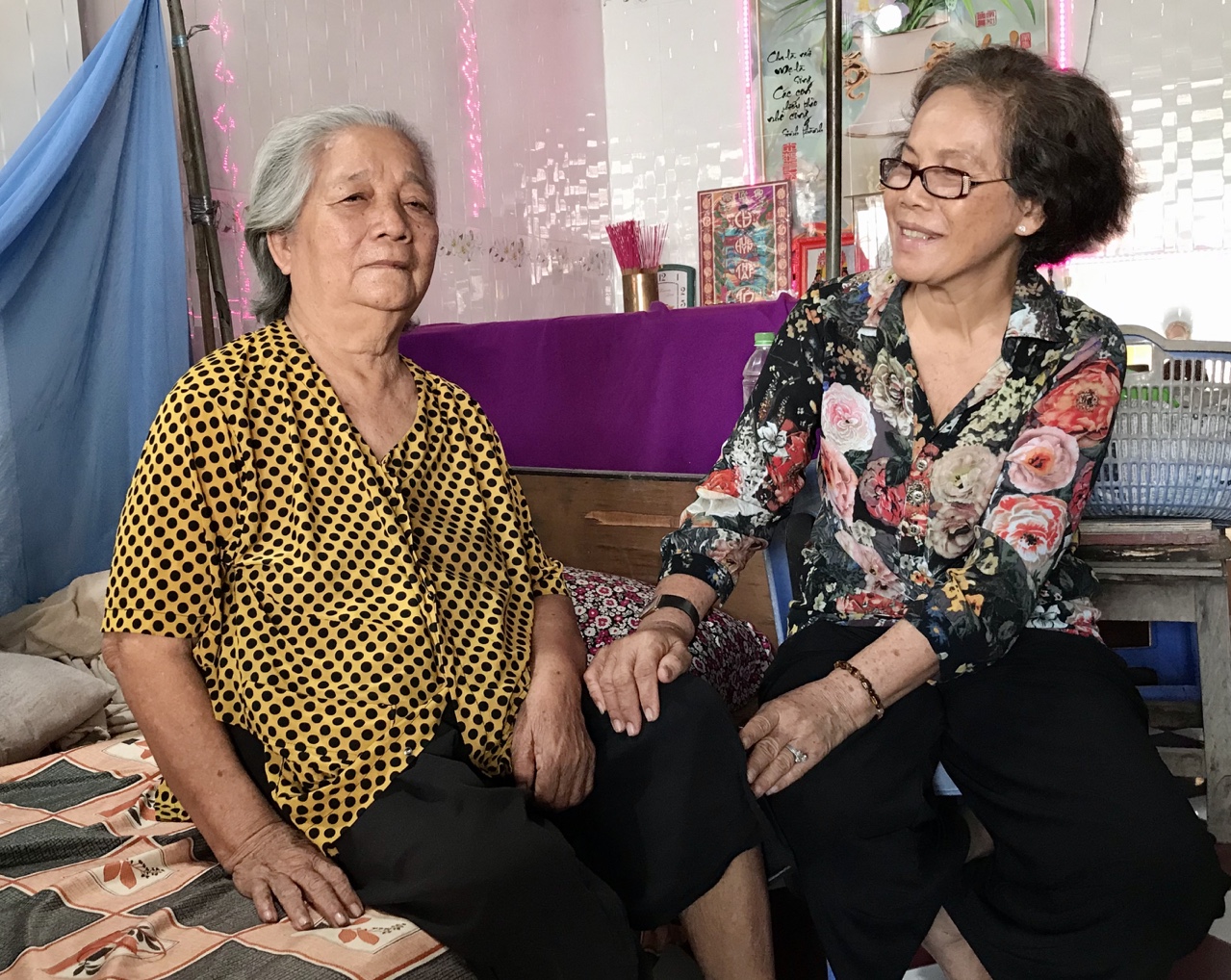 Bà Trương Thị Kim Ngọc (phải) thường xuyên đến động viên thăm hỏi gia đình bà Nguyễn Thị Hạnh (bà nội Lâm Ngọc Nhân) 