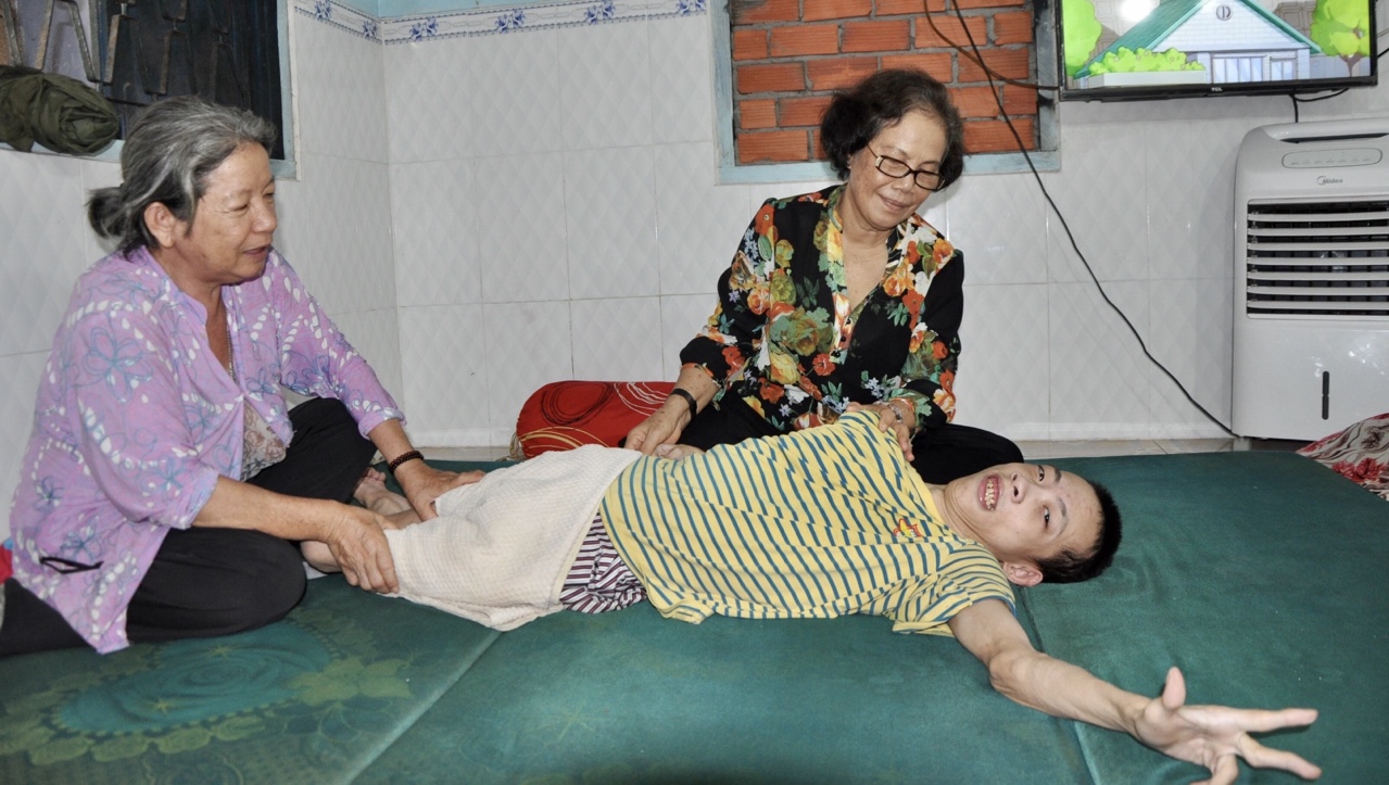 Anh Lâm Ngọc Nhân bị bại não do ảnh hưởng của chất độc da cam.