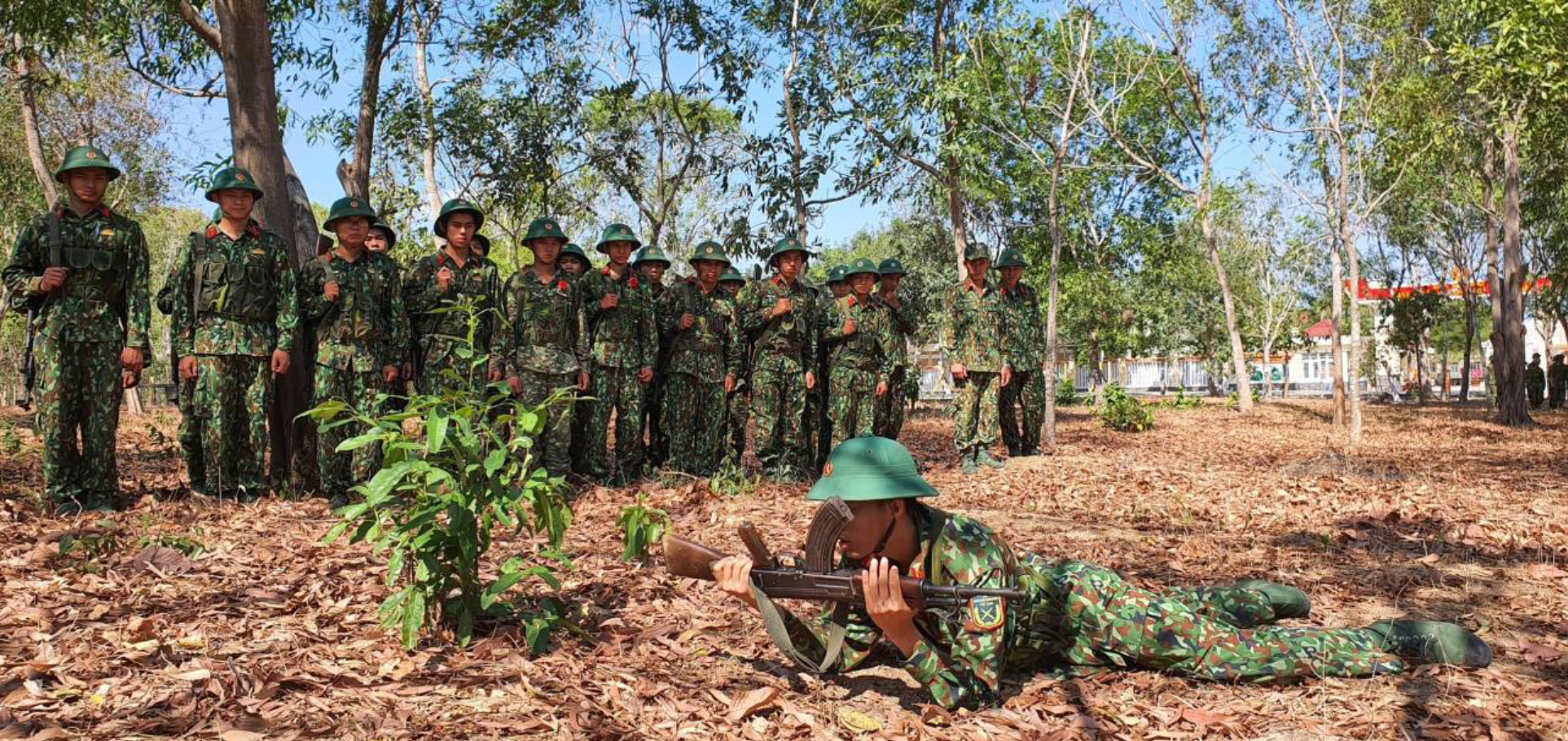 Thực hành kỹ thuật chiến đấu bộ binh cho các chiến sĩ Trung đoàn Minh Đạm.