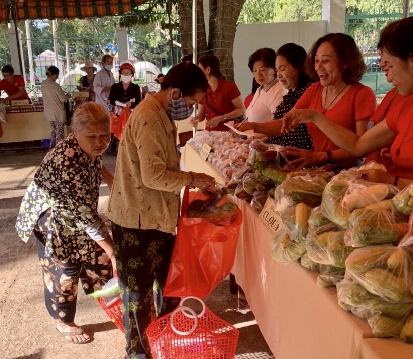 Người lao động nghèo nhận nhu yếu phẩm tại “Phiên chợ nhân đạo”.