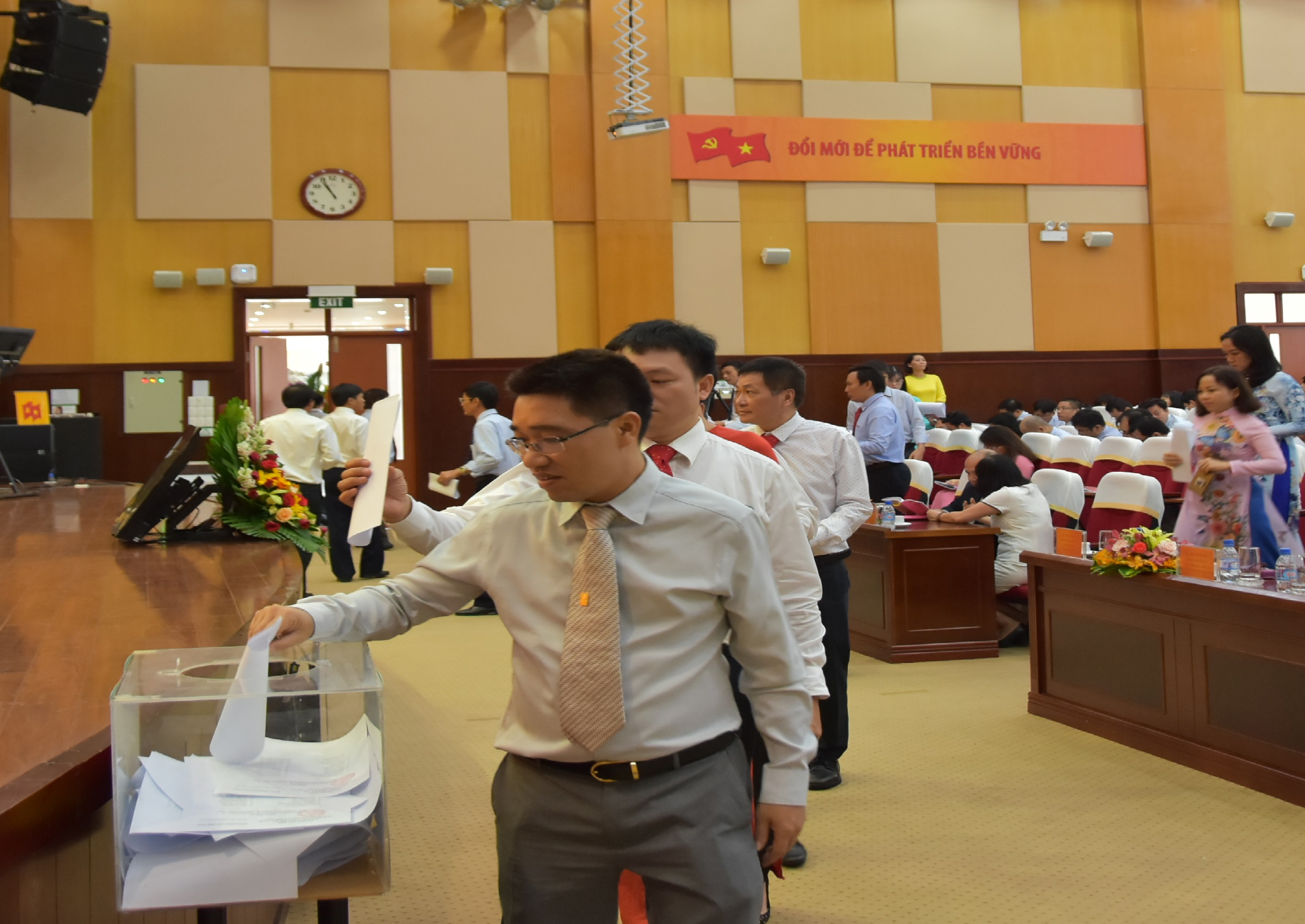 Các đại biểu bỏ phiếu bầu BCH Đảng bộ PVFCCo  khóa  IV, nhiệm kỳ 2020-2025.