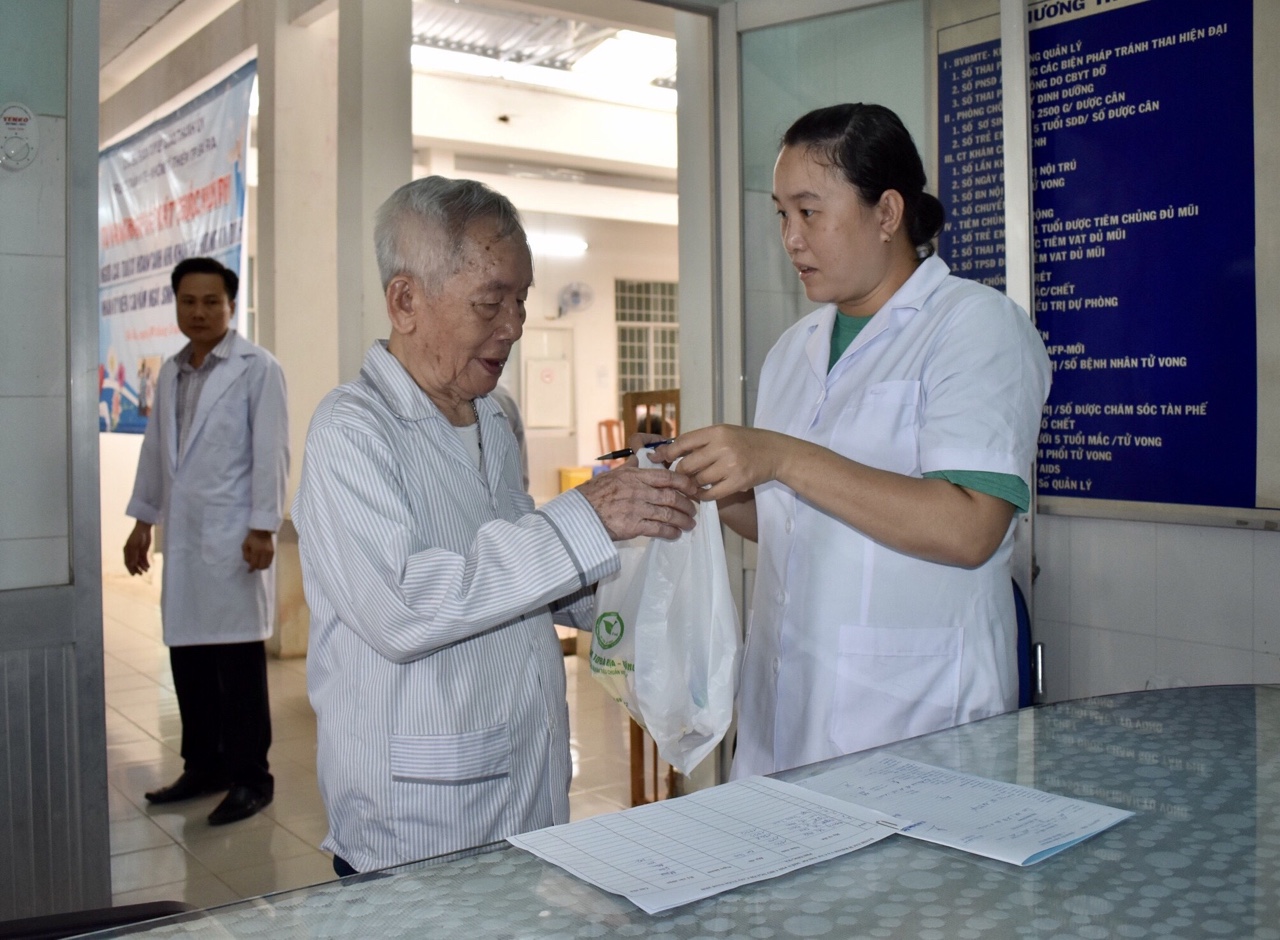 Cán bộ Trung tâm Y tế TP. Bà Rịa khám, phát thuốc cho NCT Phường Kim Dinh.
