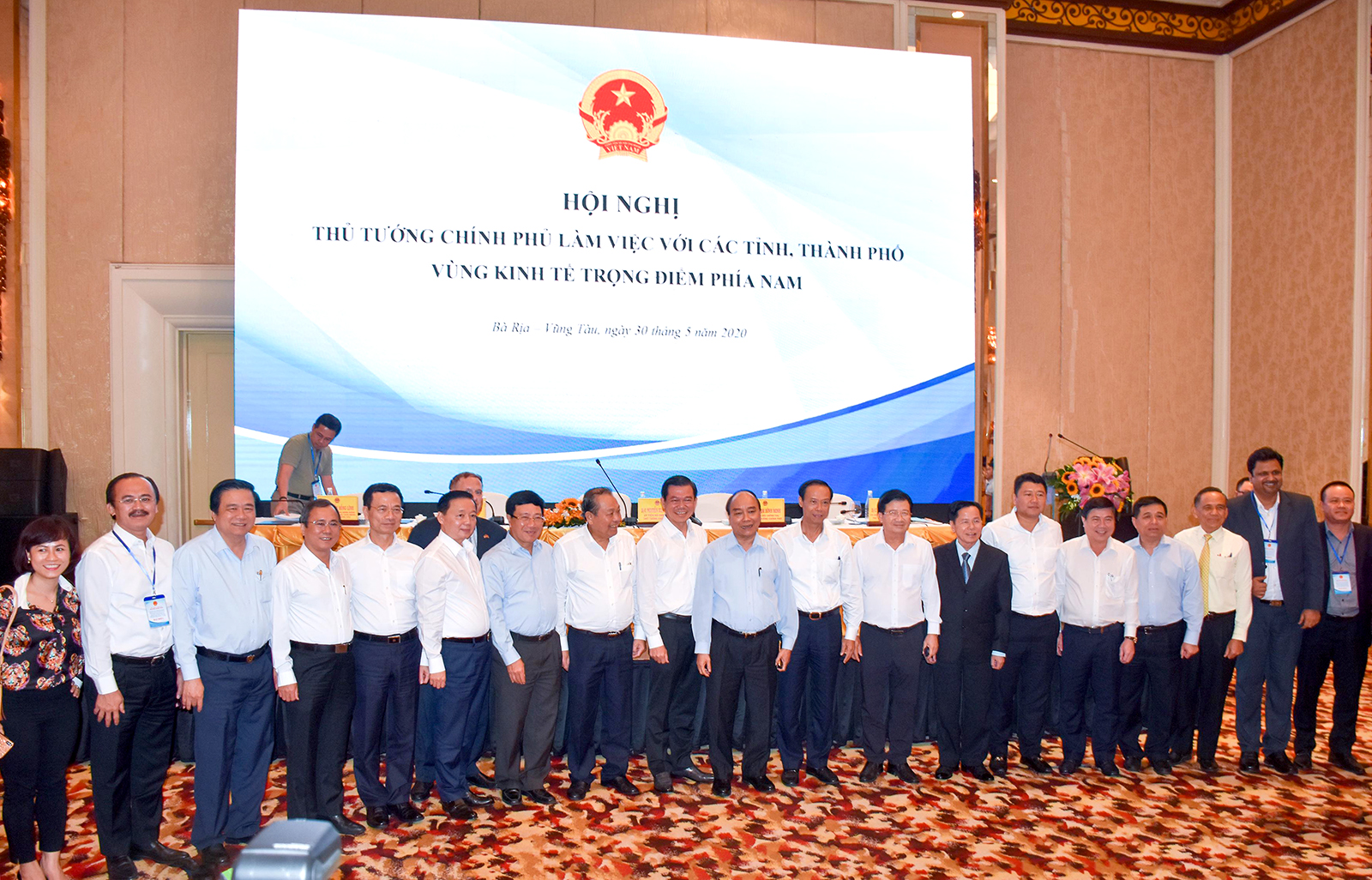 Thủ tướng Nguyễn Xuân Phúc chụp hình lưu niệm cùng các đại biểu tham dự Hội nghị.