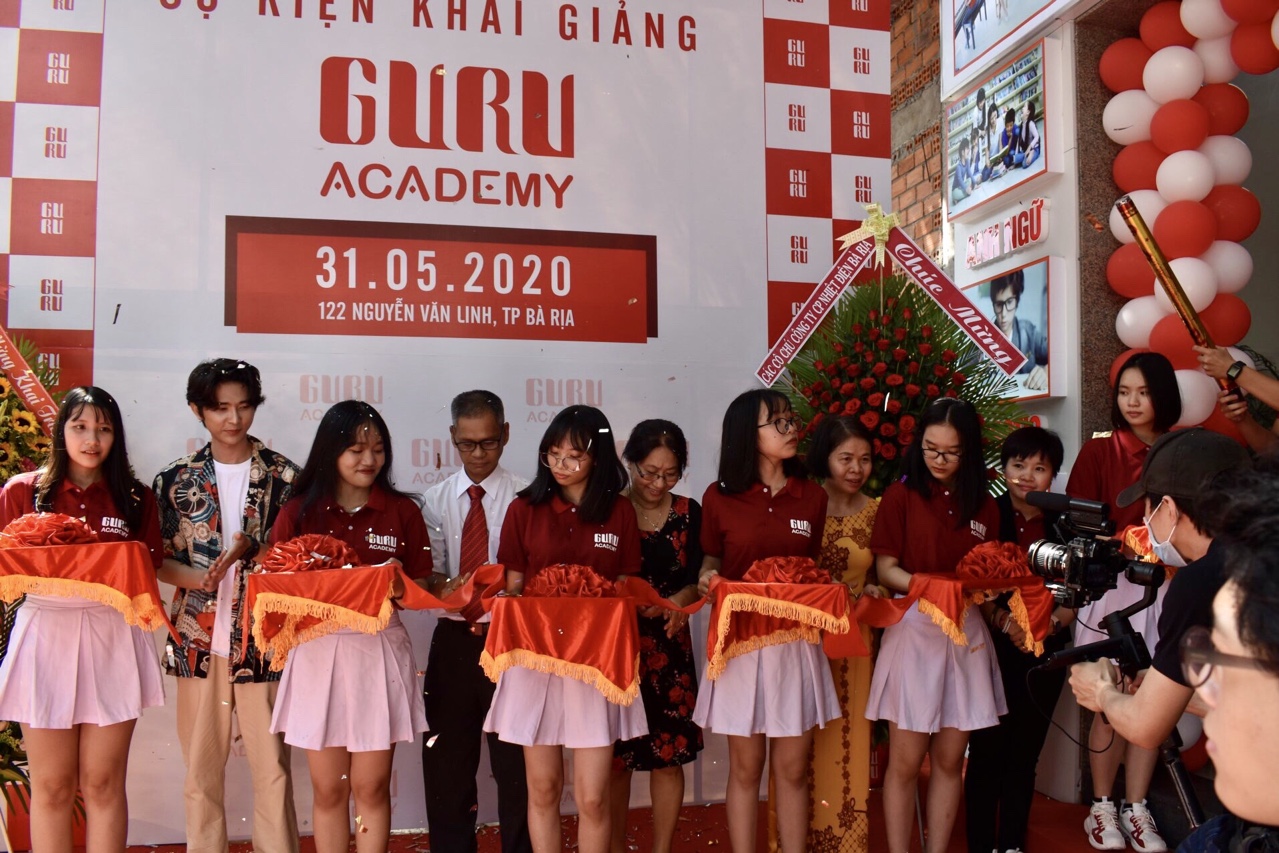 Nghi thức cắt băng khai giảng các khóa học tại Học viện Guru Academy.