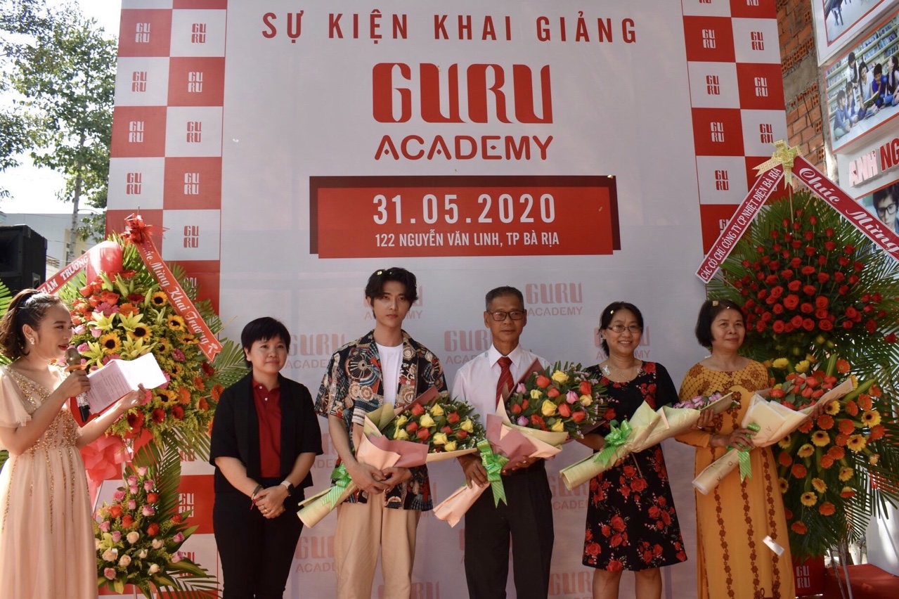 Bà Trương Hà Phương, Hiệu trưởng Học viện Guru Academy tặng hoa chúc mừng các đại biểu.