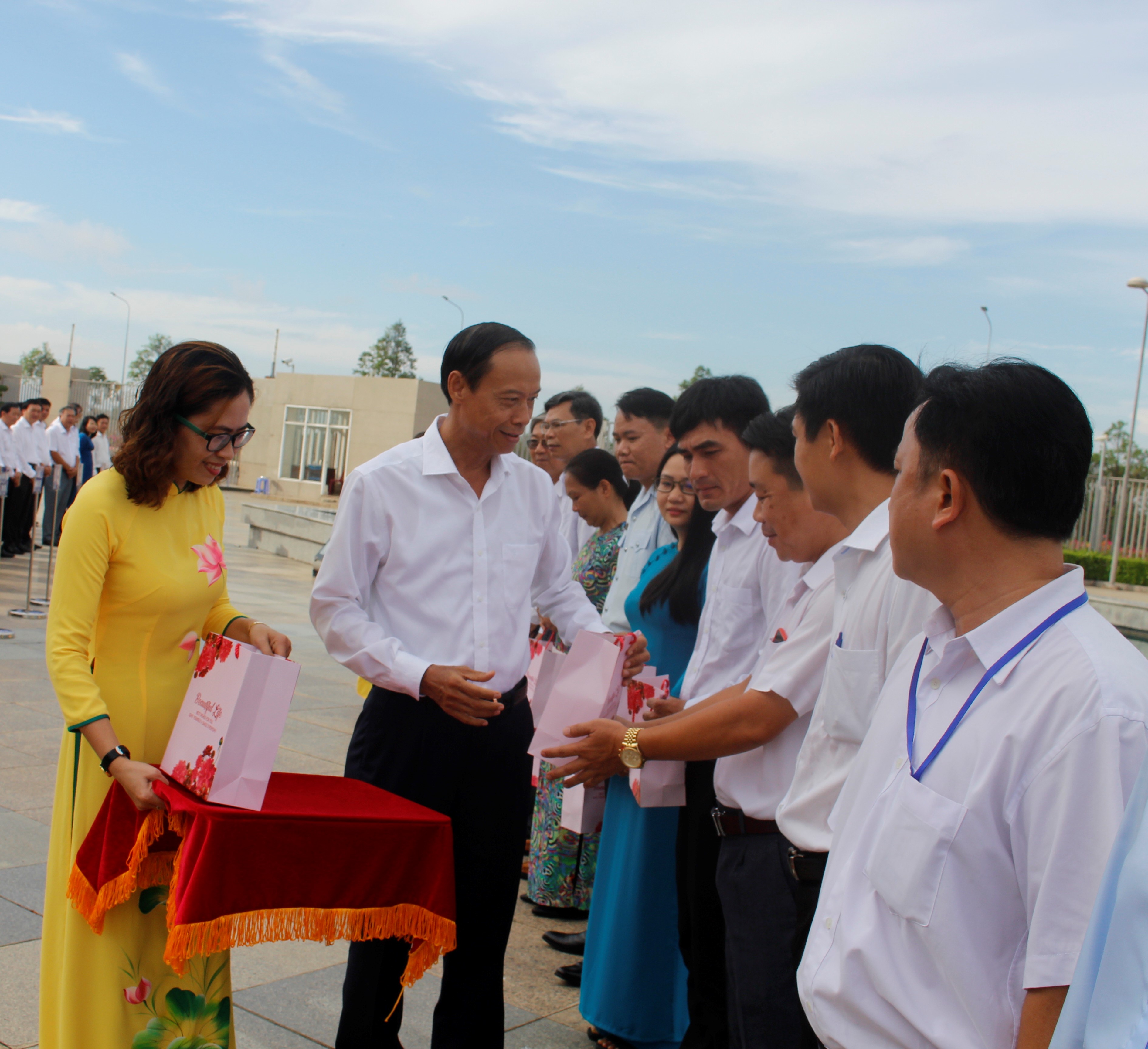 Ông Nguyễn Văn Thọ, Phó Bí thư Tỉnh ủy, Chủ tịch UBND tỉnh tặng quà CBCCVC tại lễ biểu dương dưới cờ.