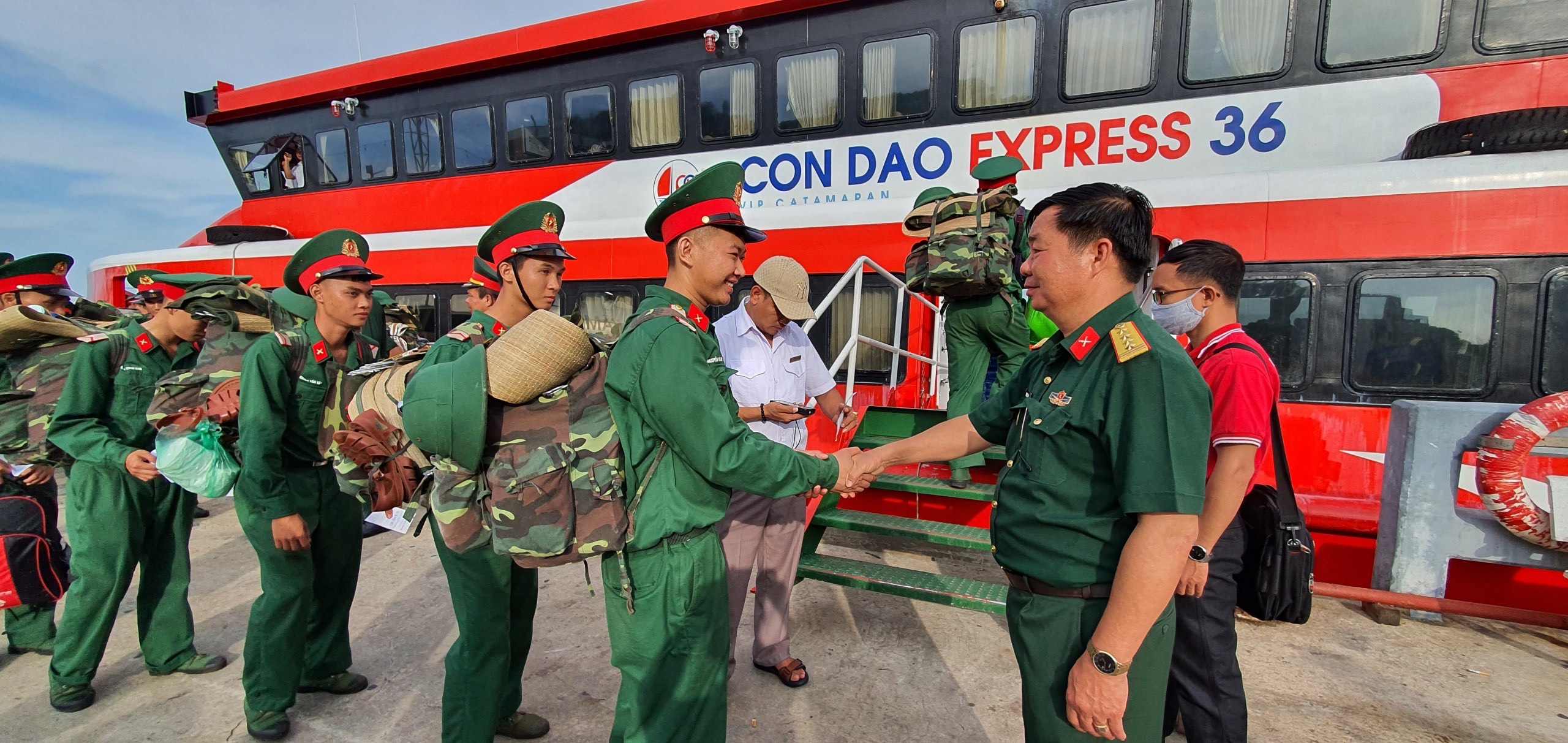 Phó Tham mưu trưởng Bộ CHQS tỉnh động viên chiến sĩ lên đường nhận nhiệm vụ.