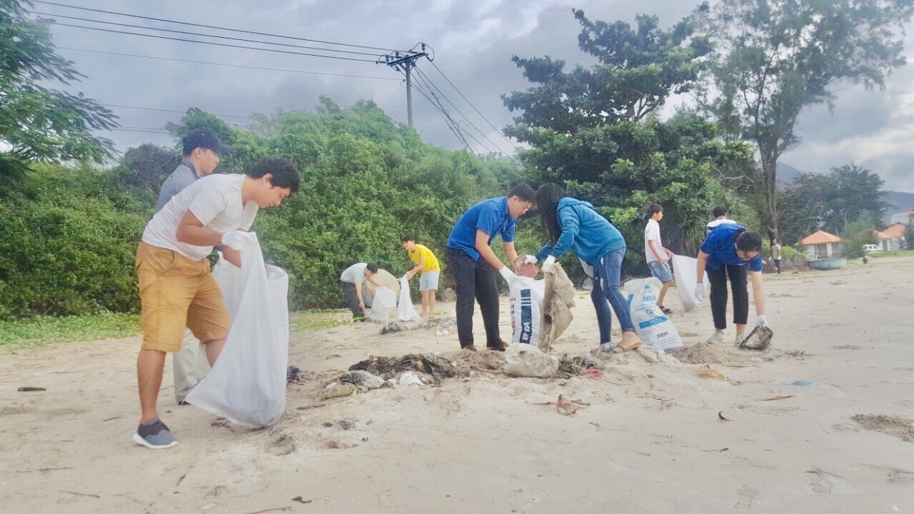 Người dân Côn Đảo thu gom rác ở bãi biển.
