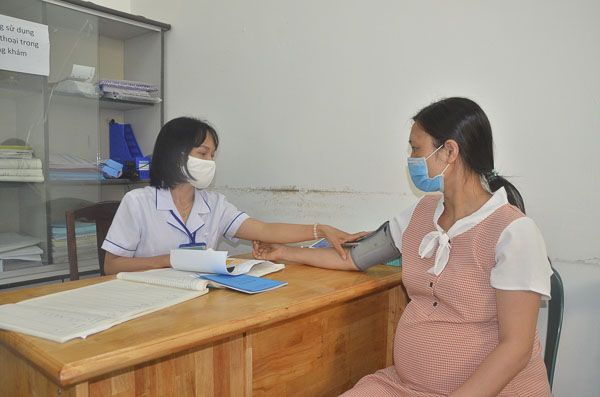 Bác sĩ Bệnh viện Lê Lợi khám và tư vấn sức khỏe cho thai phụ.  