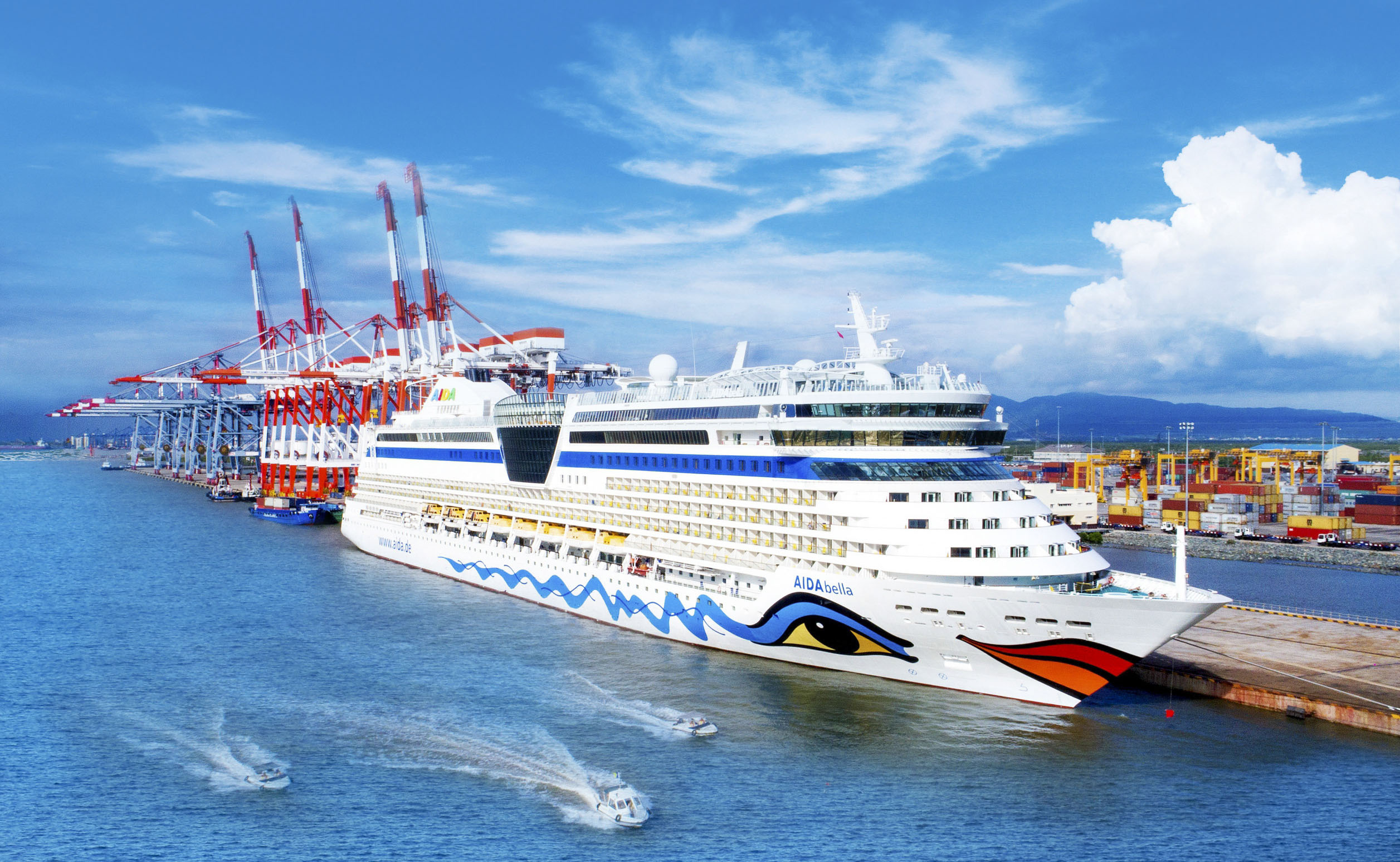 Du lịch được xác định là 1 trong 4 trụ cột kinh tế của tỉnh. Trong ảnh: Tàu du lịch Aida Bella thuộc hãng tàu biển Aida Cruises cập cảng Quốc tế Tân Cảng - Cái Mép.