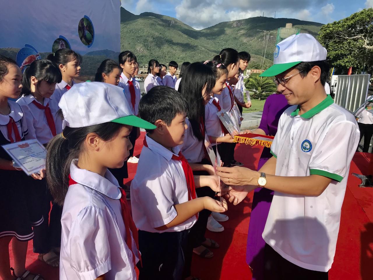 Ông Lê Văn Phong, Chủ tịch UBND tỉnh huyện Côn Đảo trao giải nhì cho các em học sinh đạt giải tại cuộc thi vẽ tranh BVMT