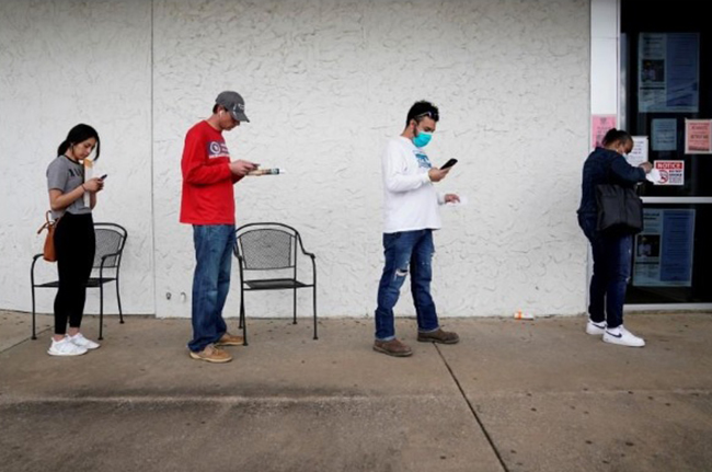 Người dân xếp hàng đệ đơn thất nghiệp tại Arkansas (Mỹ) trong tháng 4. Ảnh: Reuters