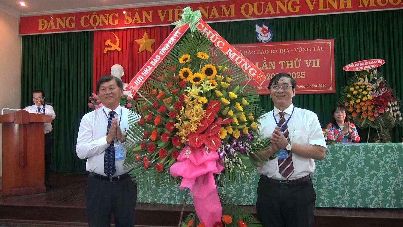 Nhà báo Phan Đức Hiền, Chủ tịch Hội Nhà báo tỉnh BR-VR tặng hoa chúc mừng Đại hội Chi hội Nhà báo Báo BR-VT lần thứ VII, nhiệm kỳ 2020-2025.