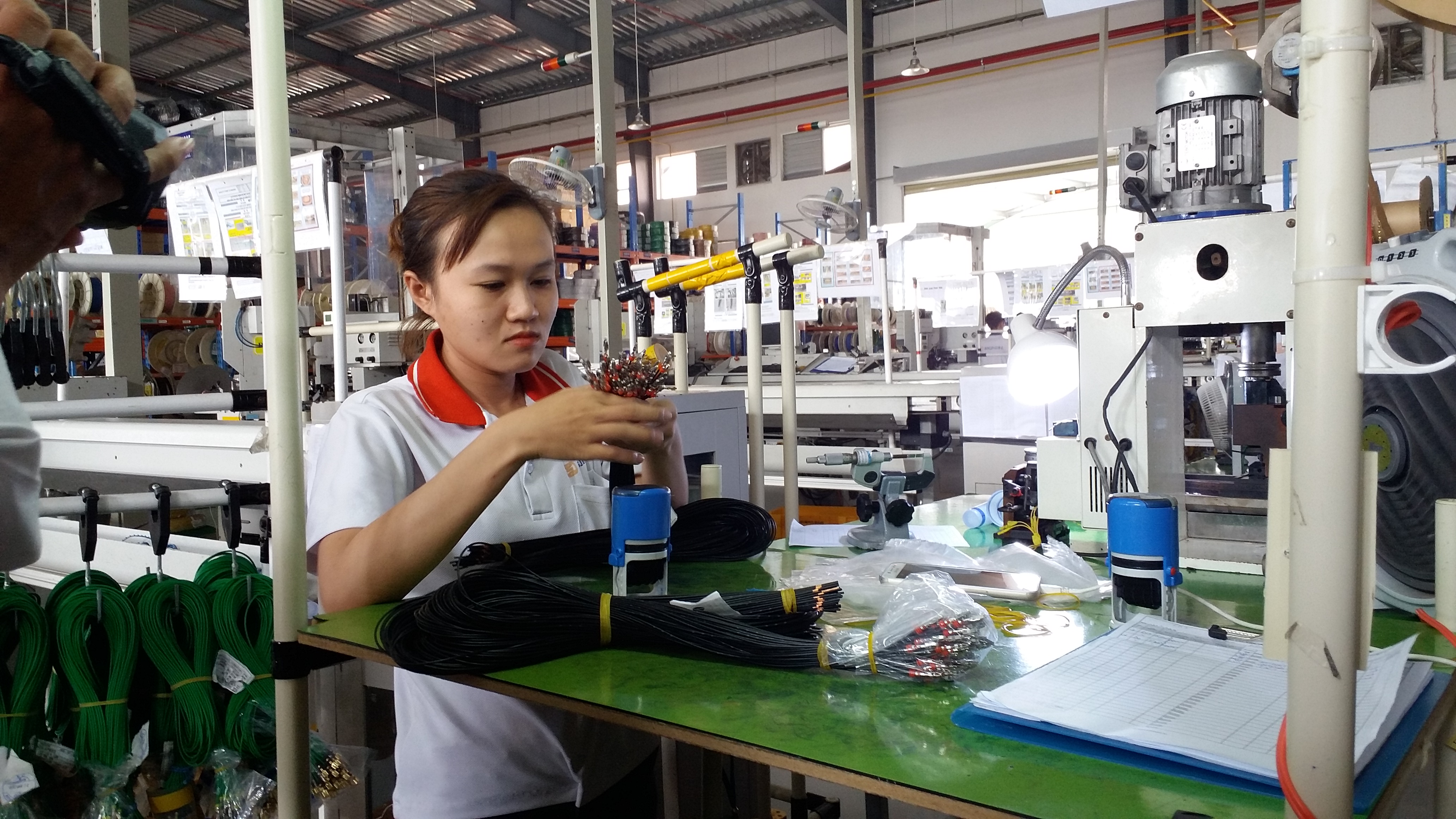 Sản xuất dây cáp điện tử tại Công ty Dongjin.