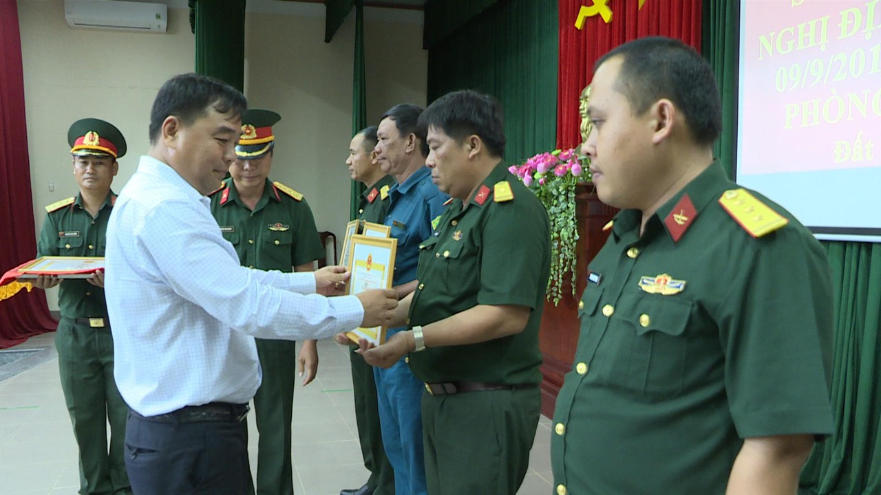 Ông Huỳnh Sơn Thái, Phó Chủ tịch UBND huyện Đất Đỏ trao Giấy khen cho các cá nhân có thành tích xuất sắc giai đoạn 2015-2020.