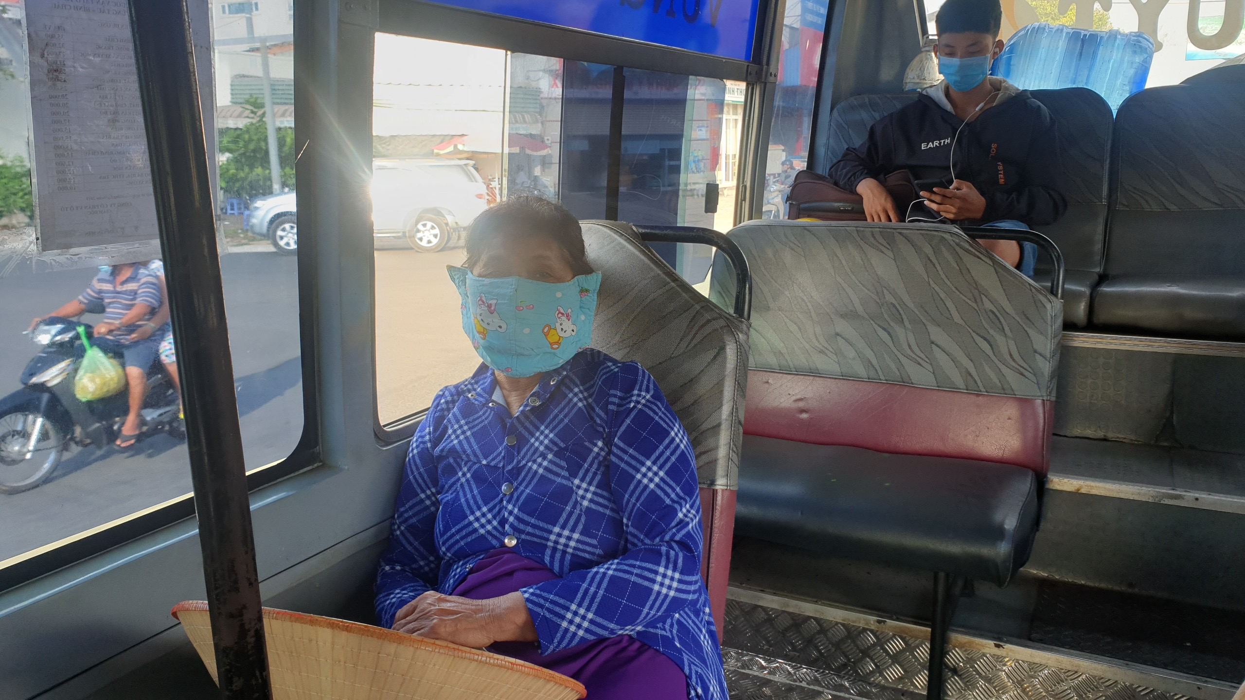 Hành khách đi trên tuyến xe buýt Vũng Tàu-Phú Mỹ